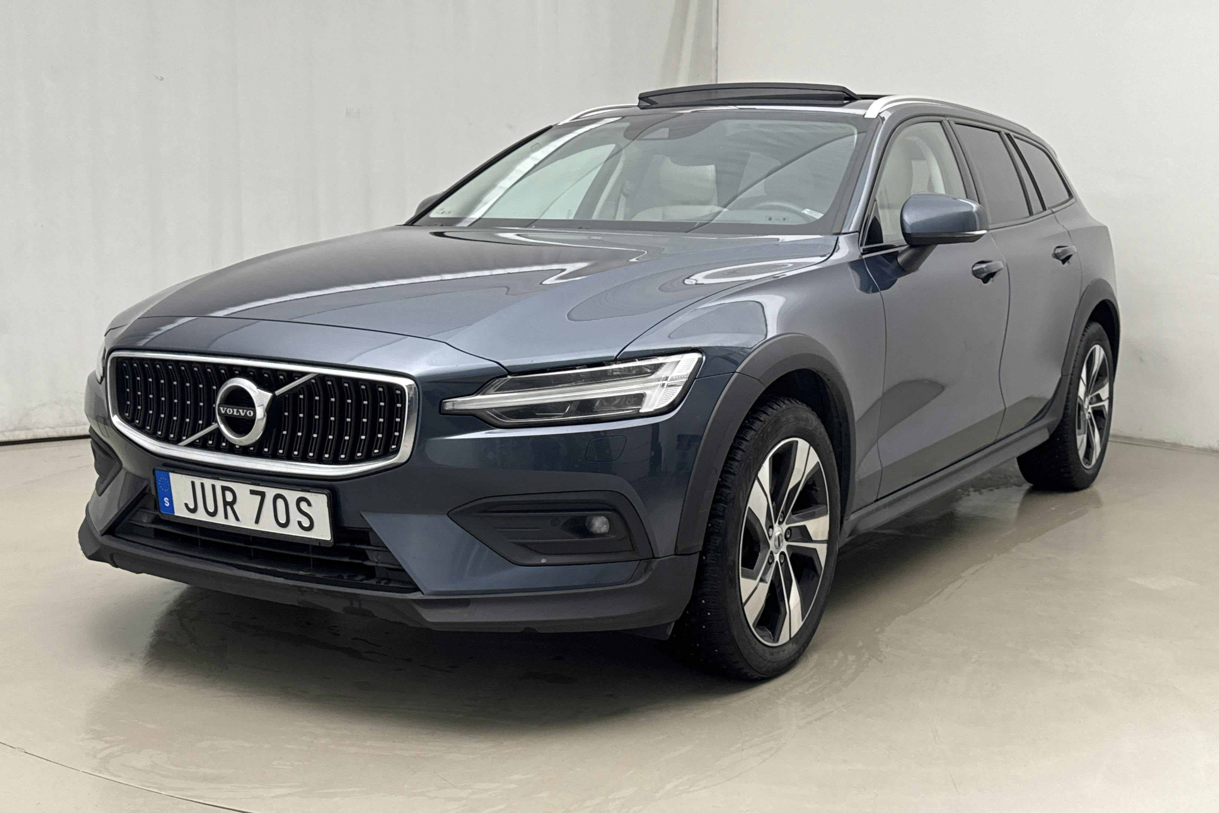 Presentationsfoto 1 av 24: Volvo V60 B4 Cross Country AWD Mildhybrid, Diesel (197hk) - 16 922 mil - Automat - Dark Blue - 2022
