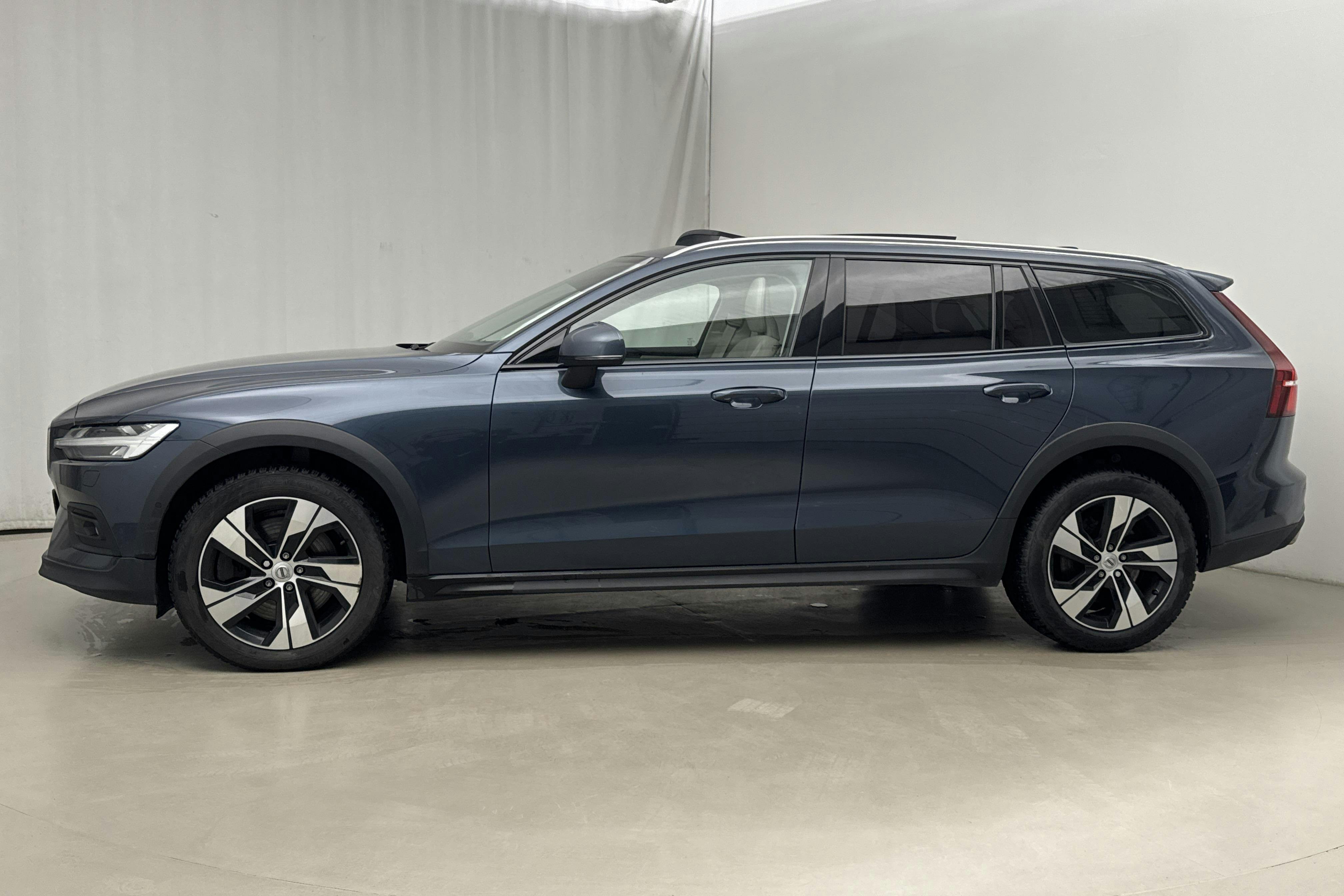 Presentationsfoto 2 av 24: Volvo V60 B4 Cross Country AWD Mildhybrid, Diesel (197hk) - 16 922 mil - Automat - Dark Blue - 2022