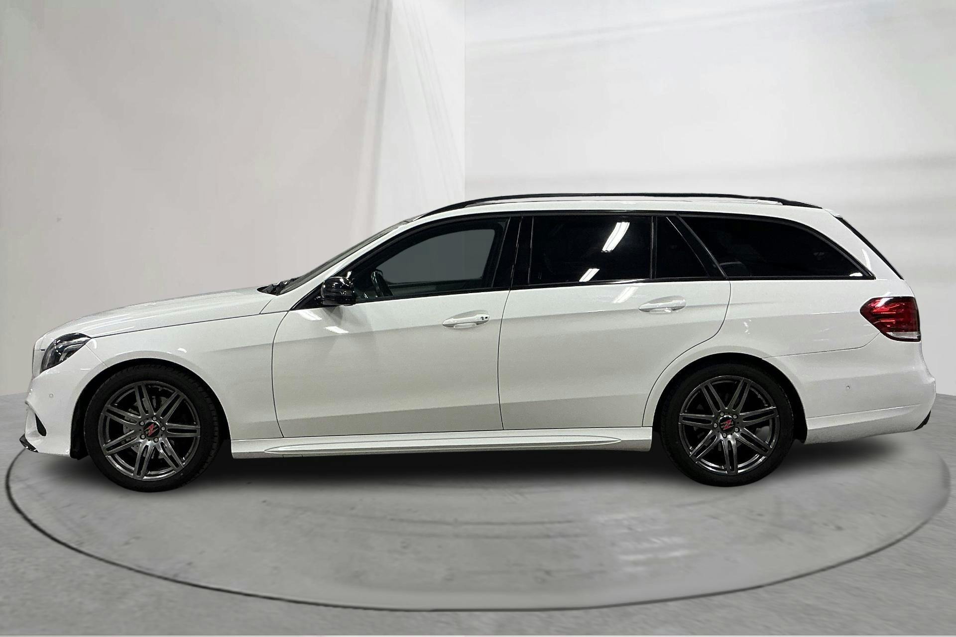 Presentationsfoto 2 av 15: Mercedes E 220 BlueTEC Kombi 4MATIC S212 (170hk) - 16 136 mil - Automat - vit - 2016