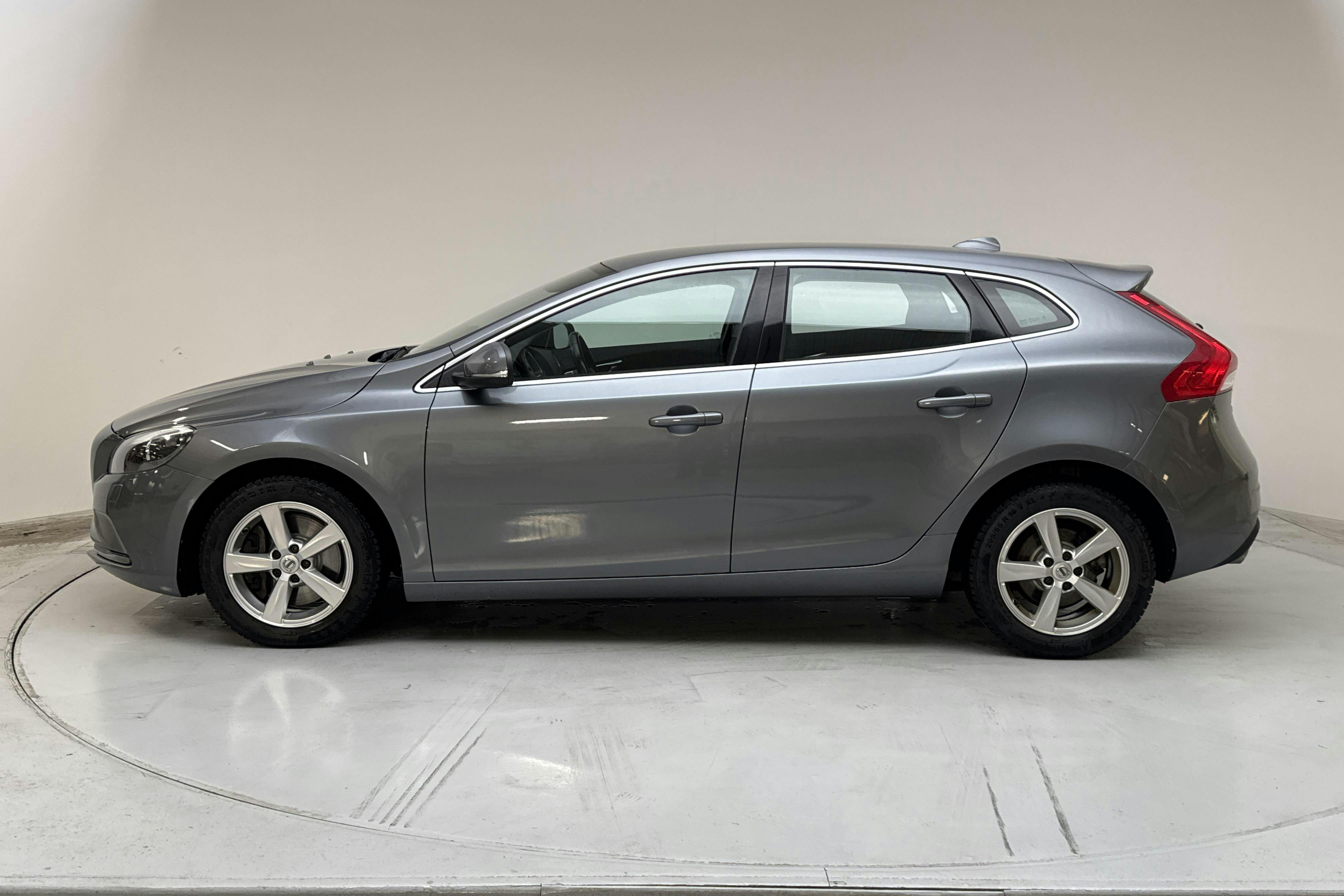 Esitlusfoto 2 aadressil 17: Volvo V40 D3 (150hk) - 83 160 km - Automaatne - hall - 2016