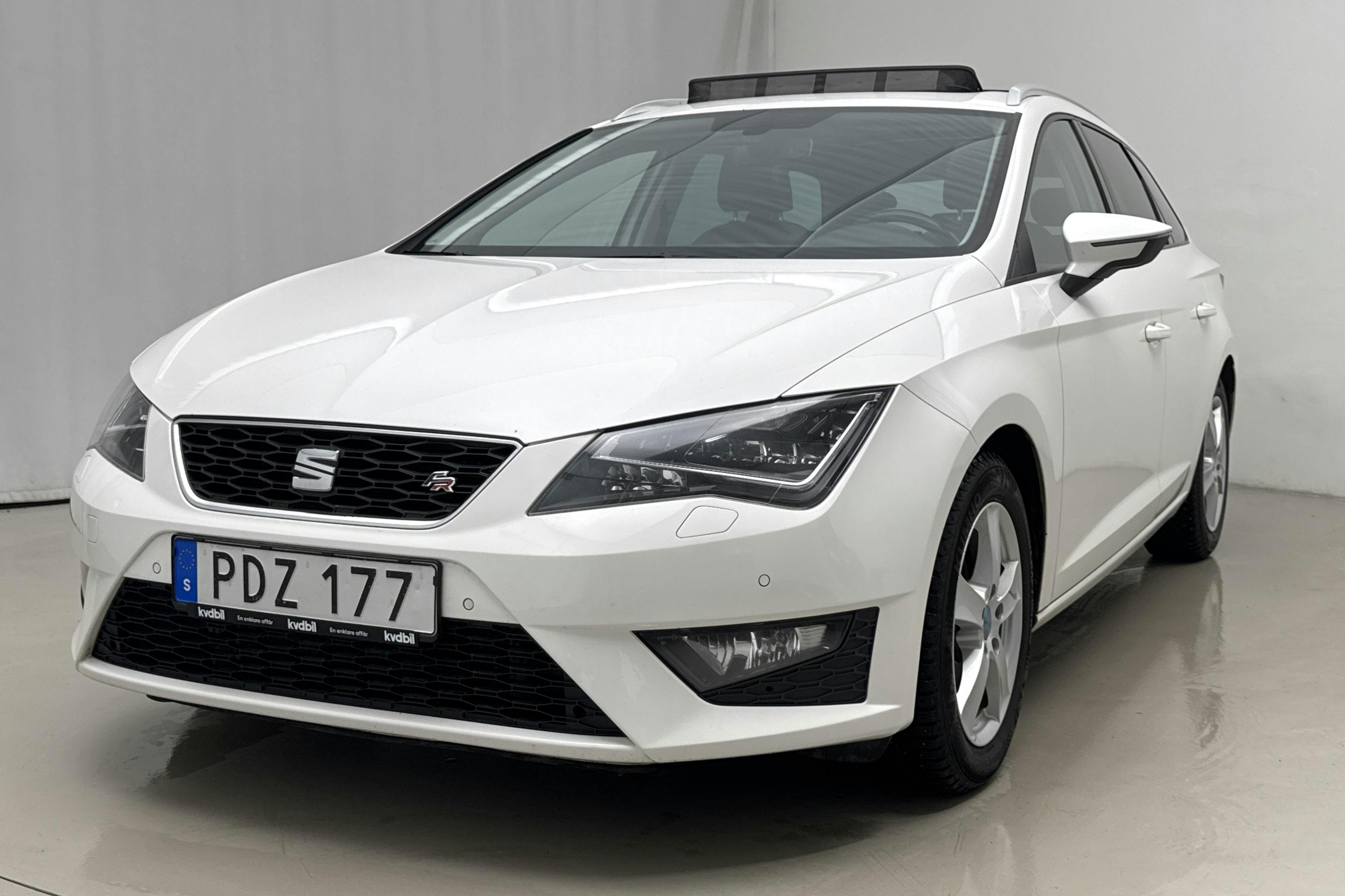Presentationsfoto 1 av 19: Seat Leon 2.0 TDI ST 4Drive (150hk) - 14 254 mil - Manuell - vit - 2016