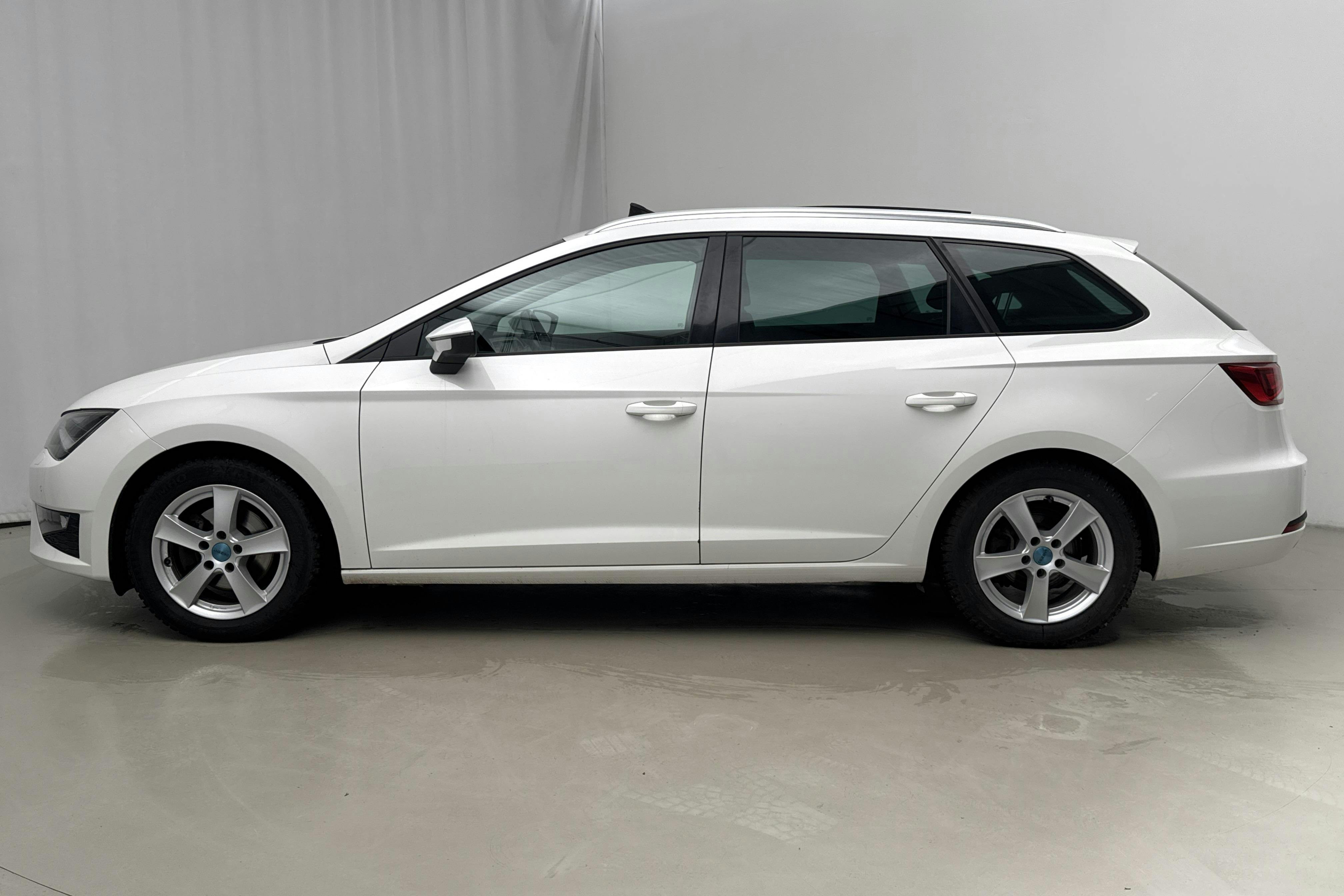 Presentationsfoto 2 av 19: Seat Leon 2.0 TDI ST 4Drive (150hk) - 14 254 mil - Manuell - vit - 2016