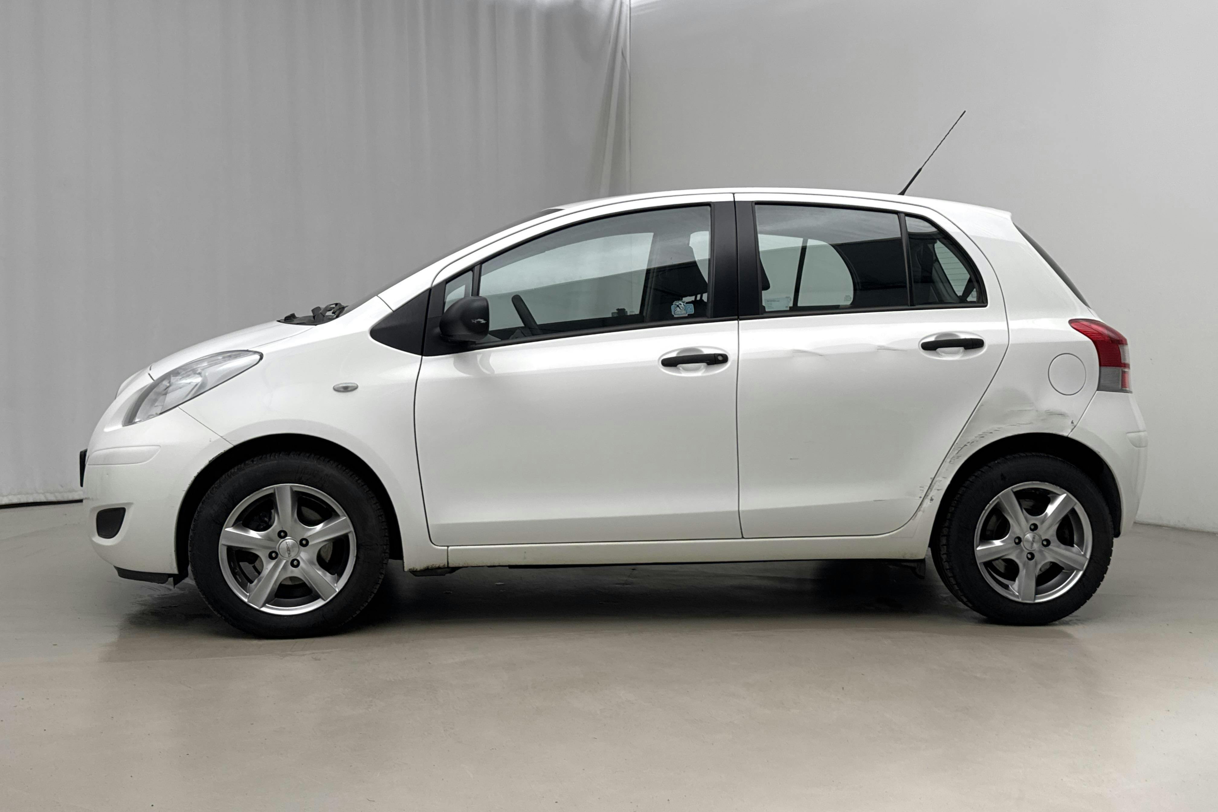 Presentation photo 2 of 16: Toyota Yaris 1.0 5dr (69hk) - 85 710 km - Manual - white - 2010