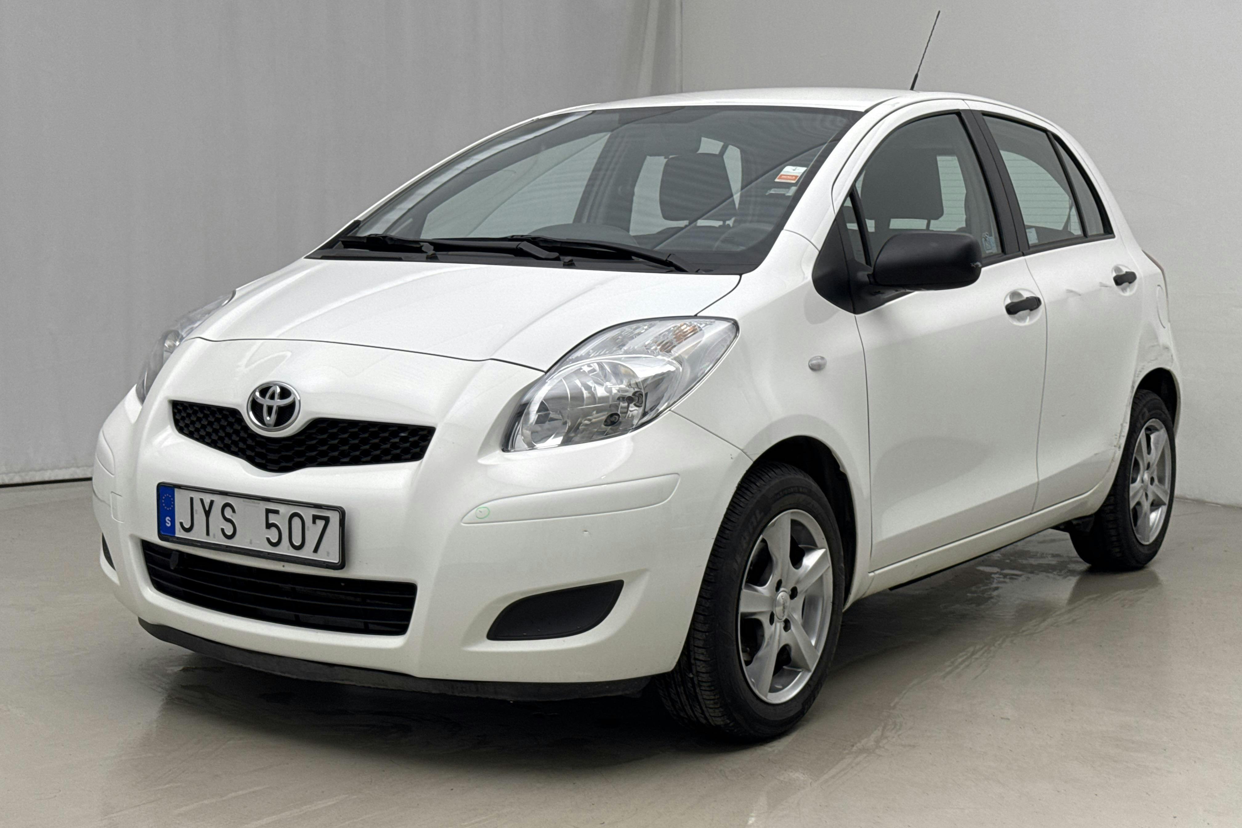 Toyota Yaris 1.0 5dr (69hk) - 8 571 mil - Manuell - vit - 2010