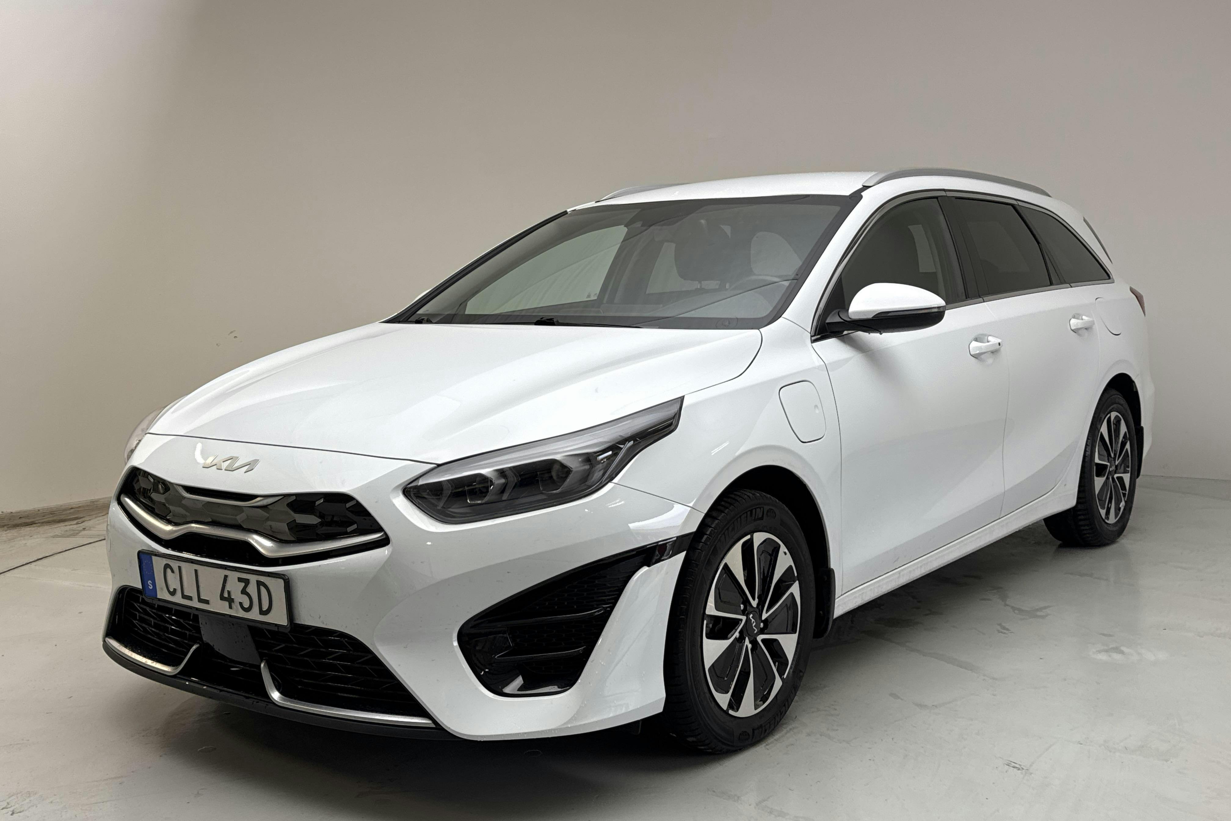 Presentationsfoto 1 av 14: KIA Ceed 1.6 Plug-in Hybrid SW (141hk) - 3 365 mil - Automat - vit - 2022