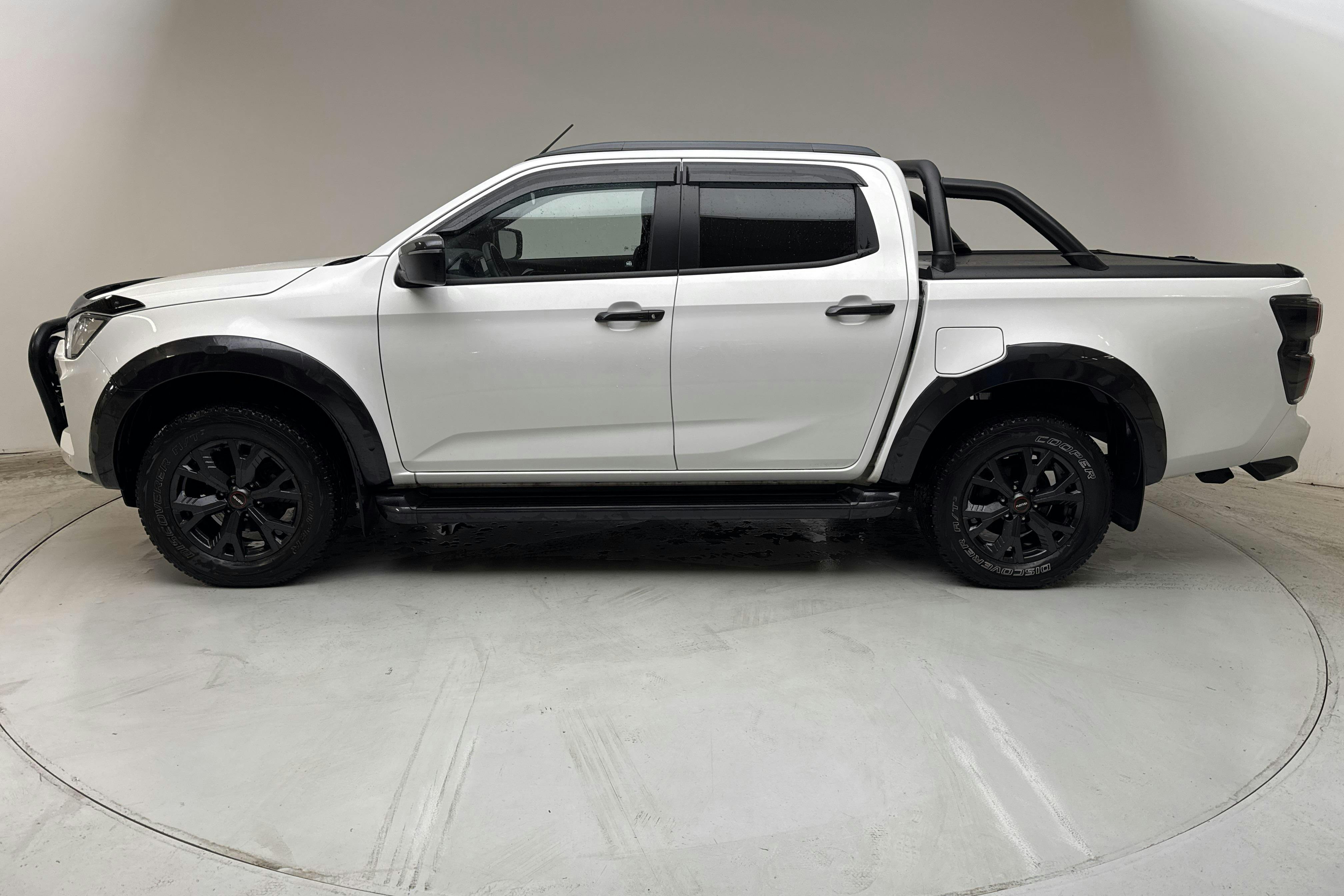 Presentationsfoto 2 av 14: Isuzu D-MAX 1.9 DDI 4WD (164hk) - 4 191 mil - Automat - vit - 2023