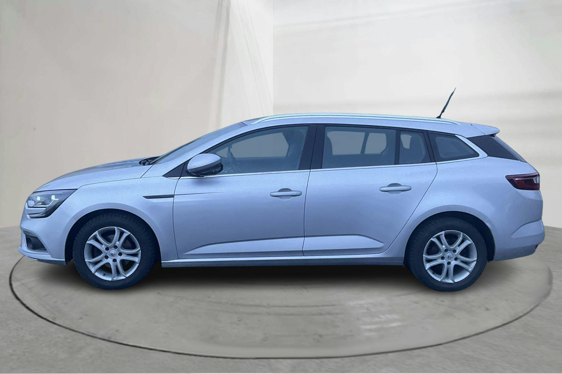 Presentationsfoto 2 av 13: Renault Mégane 1.2 TCe Sport Tourer (130hk) - 18 492 mil - Manuell - silver - 2016