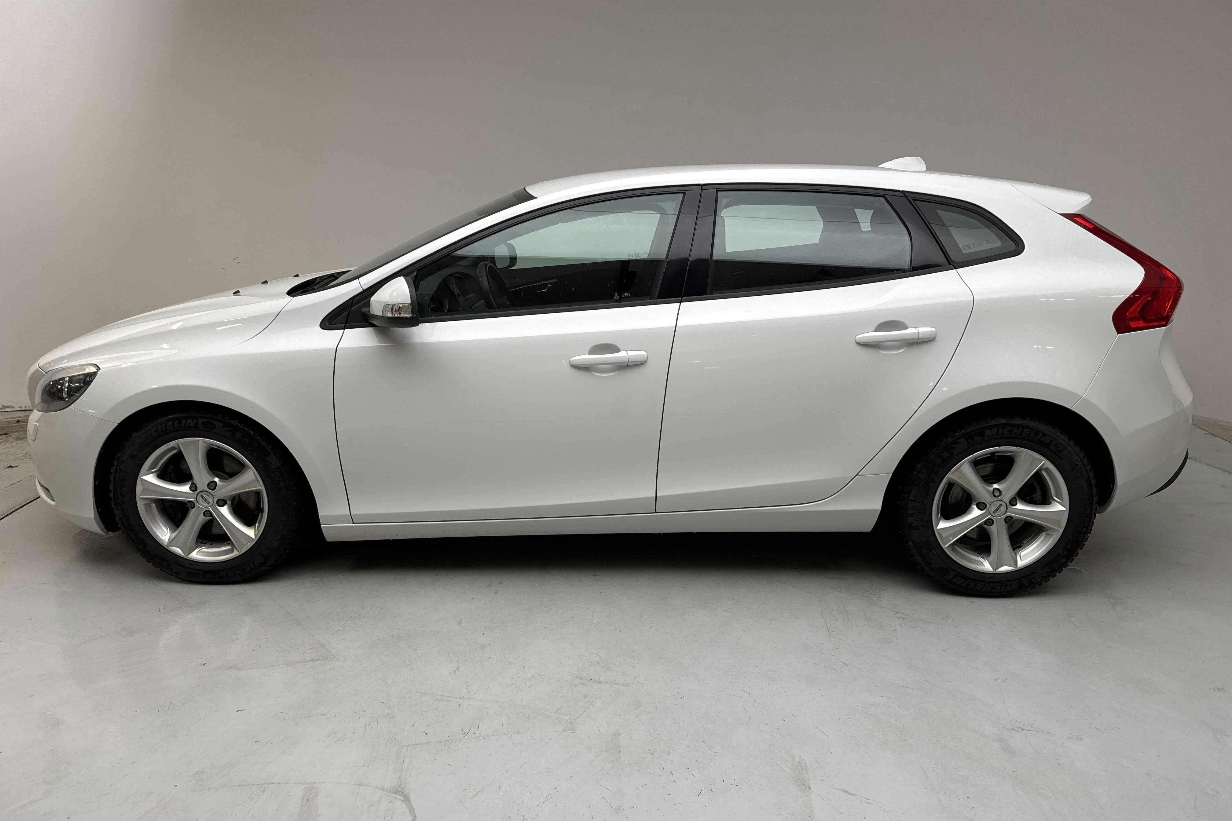 Presentationsfoto 2 av 13: Volvo V40 T2 (122hk) - 12 685 mil - Manuell - vit - 2017