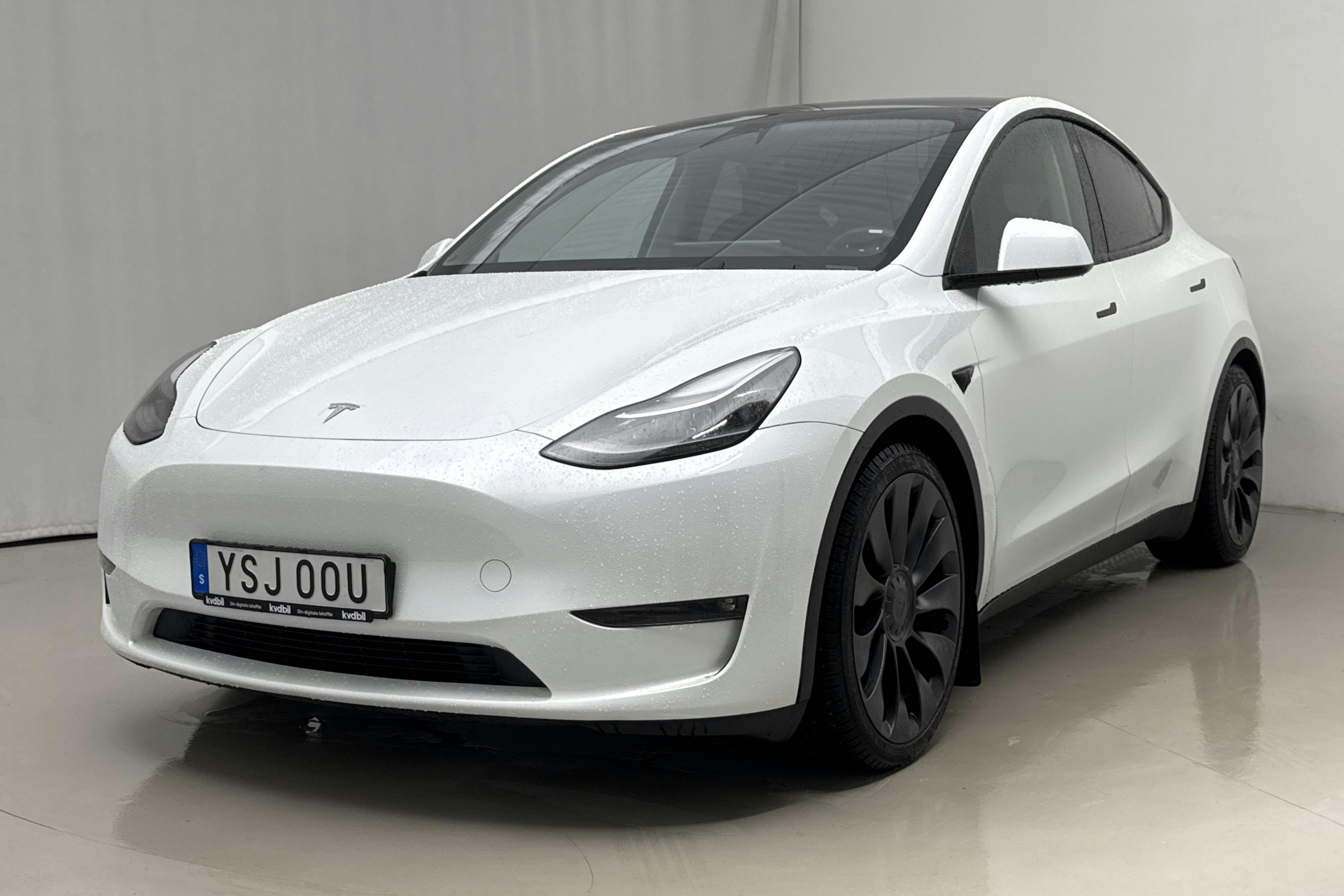 Presentationsfoto 1 av 25: Tesla Model Y Performance Dual Motor AWD - 4 867 mil - Automat - vit - 2023