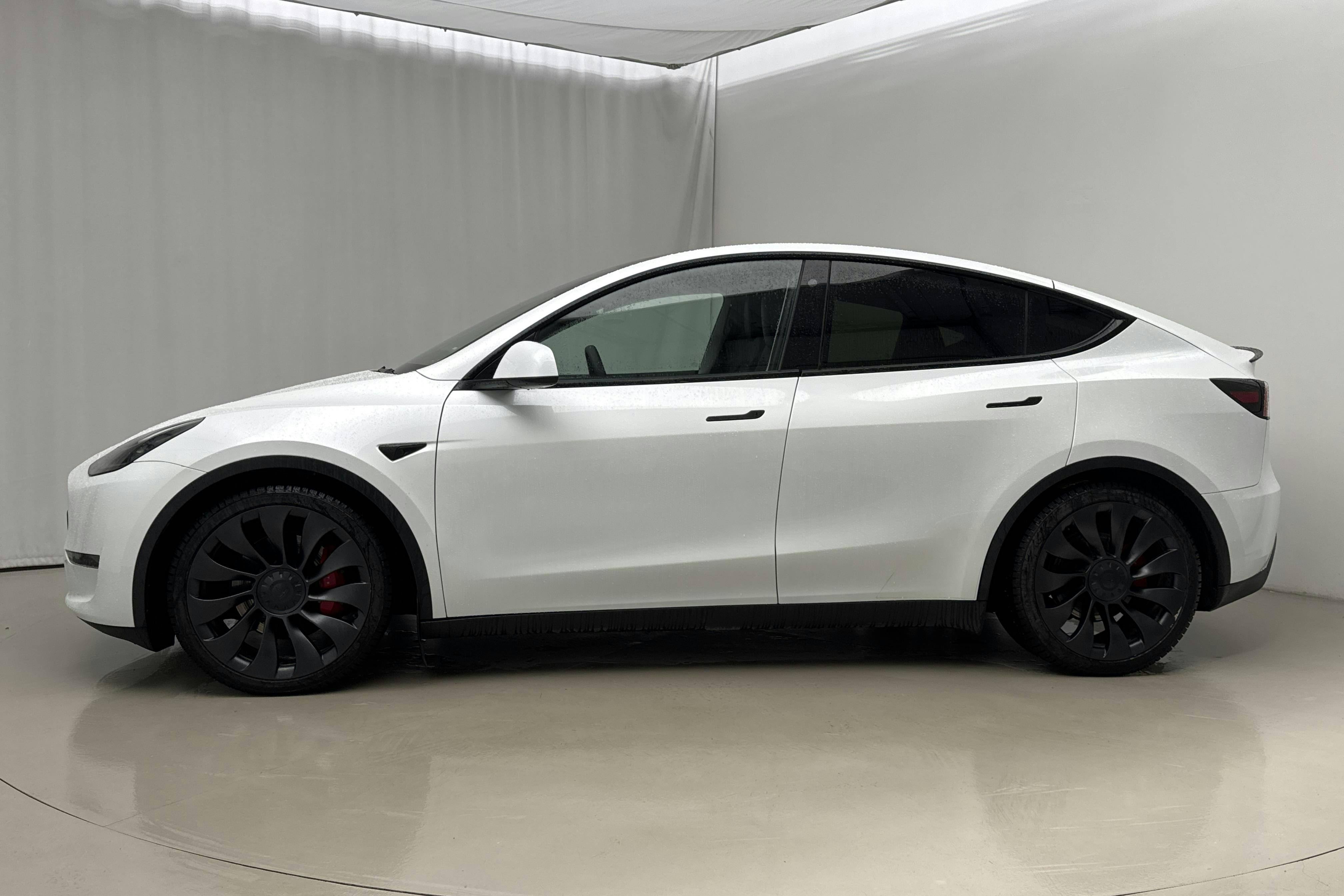 Presentationsfoto 2 av 25: Tesla Model Y Performance Dual Motor AWD - 4 867 mil - Automat - vit - 2023