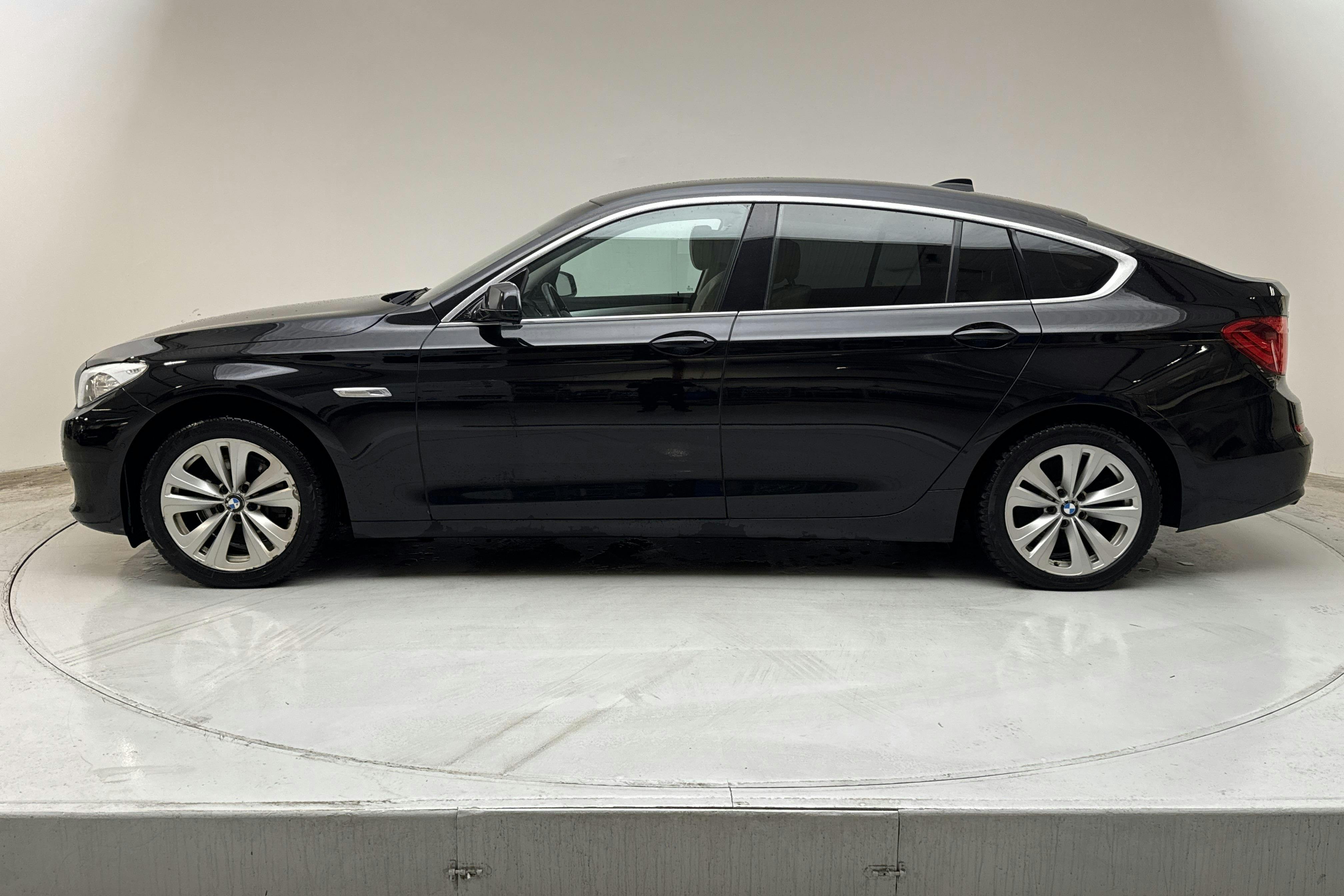 Presentation photo 2 of 12: BMW 530d GT xDrive, F07  (258hk) - 291 510 km - Automatic - black - 2013