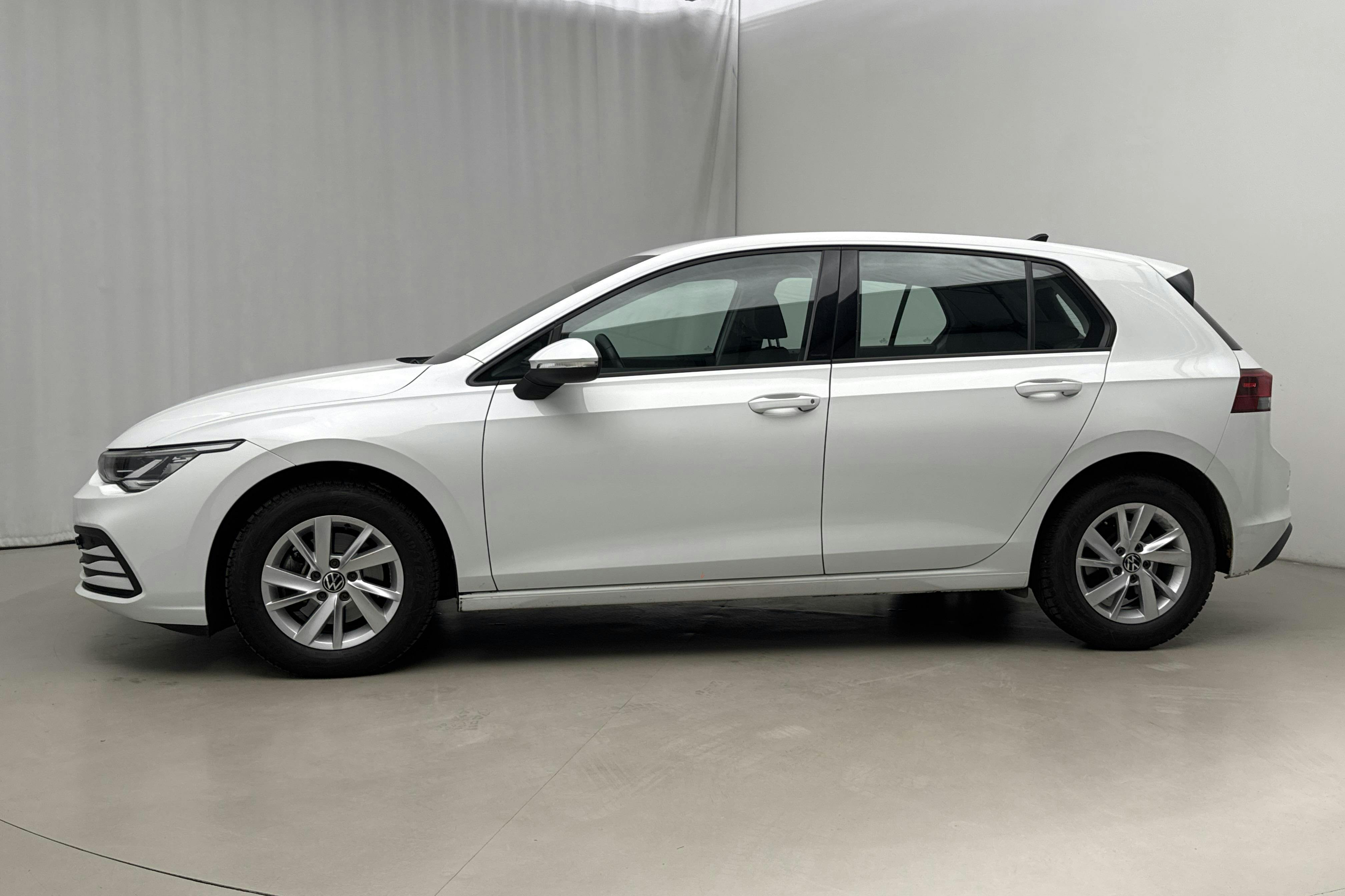 Presentationsfoto 2 av 18: VW Golf VIII TGI 5dr (130hk) - 4 583 mil - Automat - vit - 2022