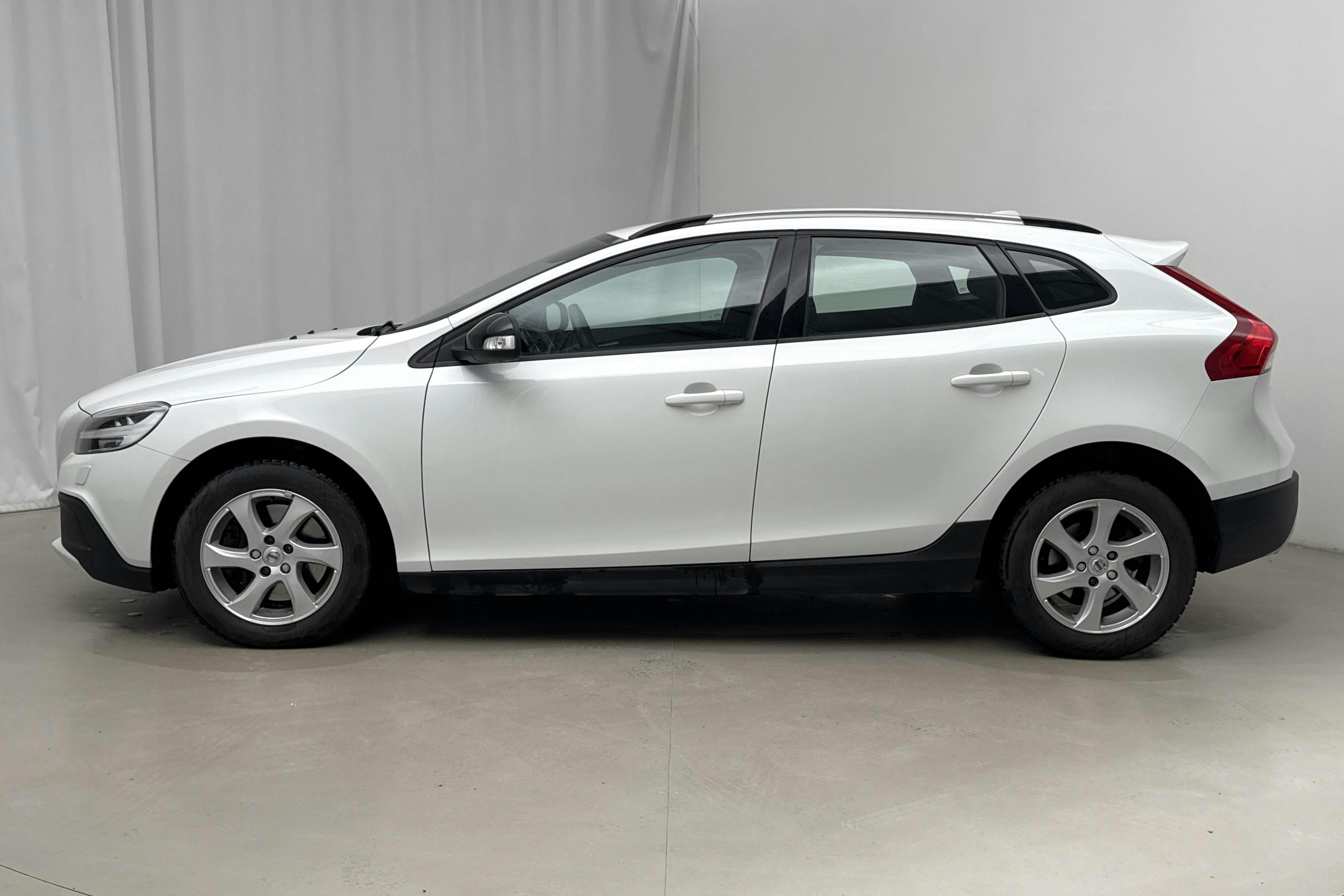 Esitlusfoto 2 aadressil 15: Volvo V40 Cross Country T3 (152hk) - 65 150 km - Automaatne - valge - 2019