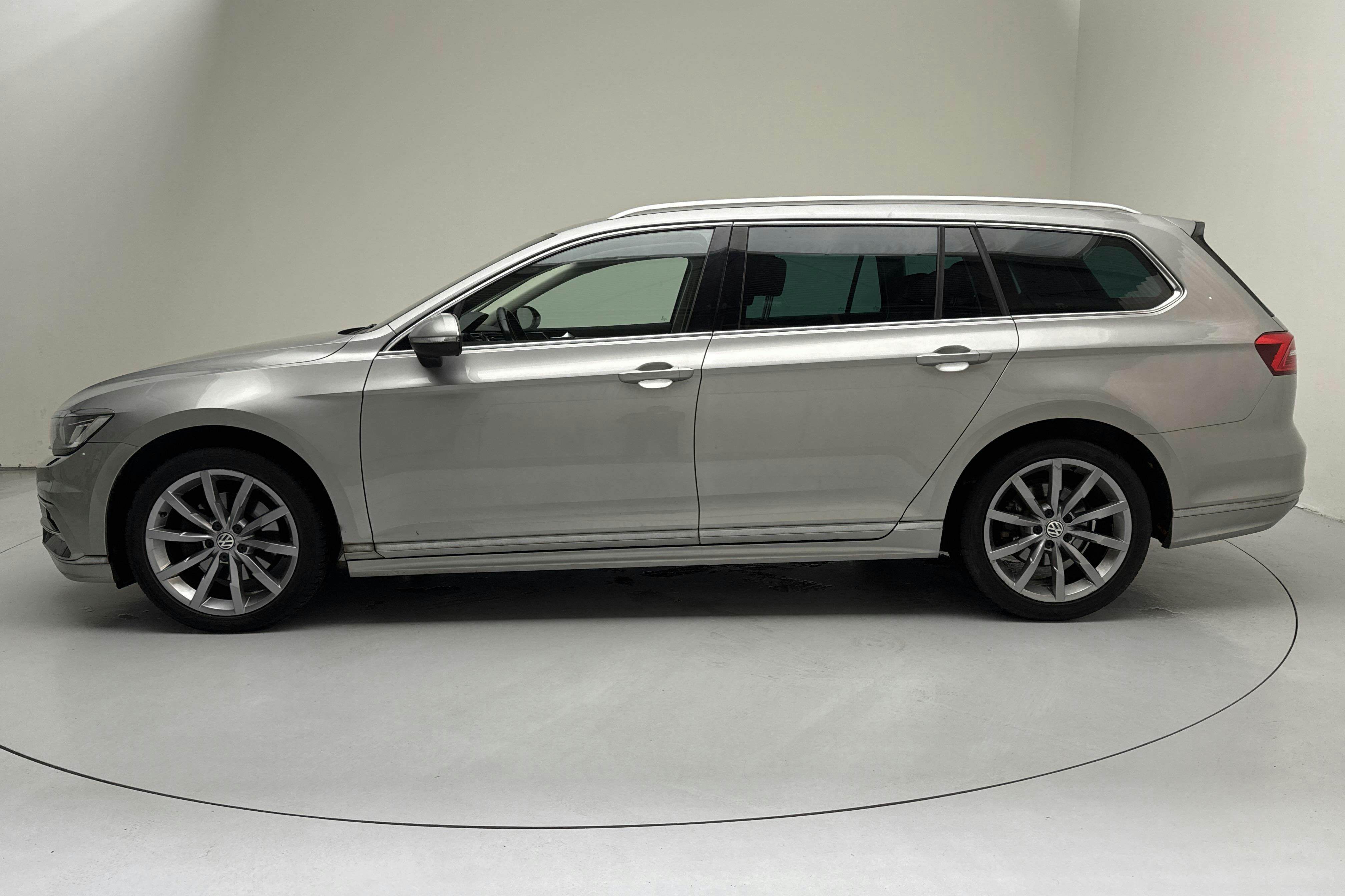 Presentationsfoto 2 av 13: VW Passat 2.0 TDI Sportscombi (190hk) - 16 778 mil - Automat - silver - 2017