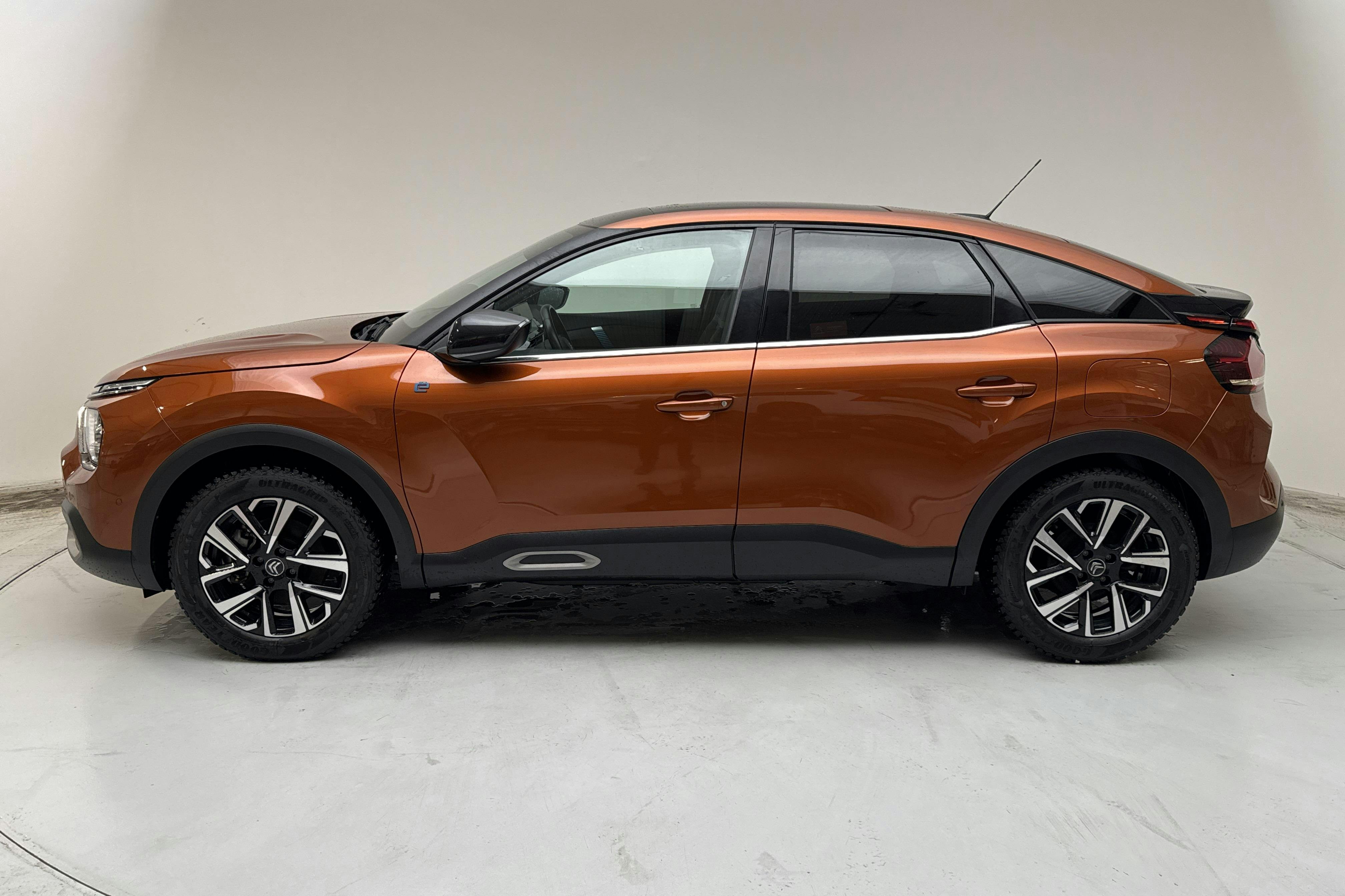 Presentation photo 2 of 18: Citroën e-C4 50kWh (136hk) - 36 110 km - Automatic - orange - 2021