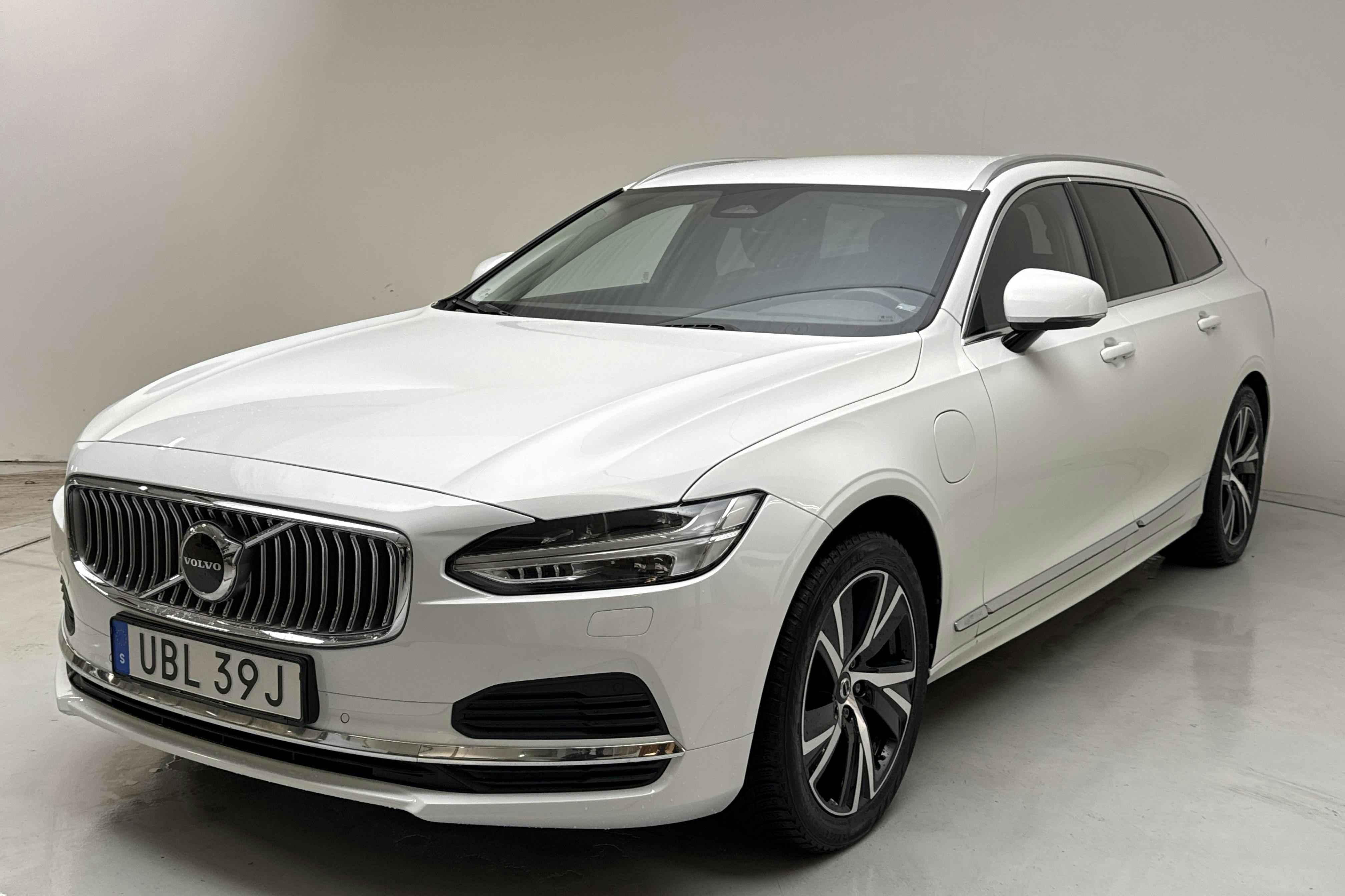 Esitlusfoto 1 aadressil 17: Volvo V90 T6 AWD Recharge (350hk) - 147 610 km - Automaatne - valge - 2022