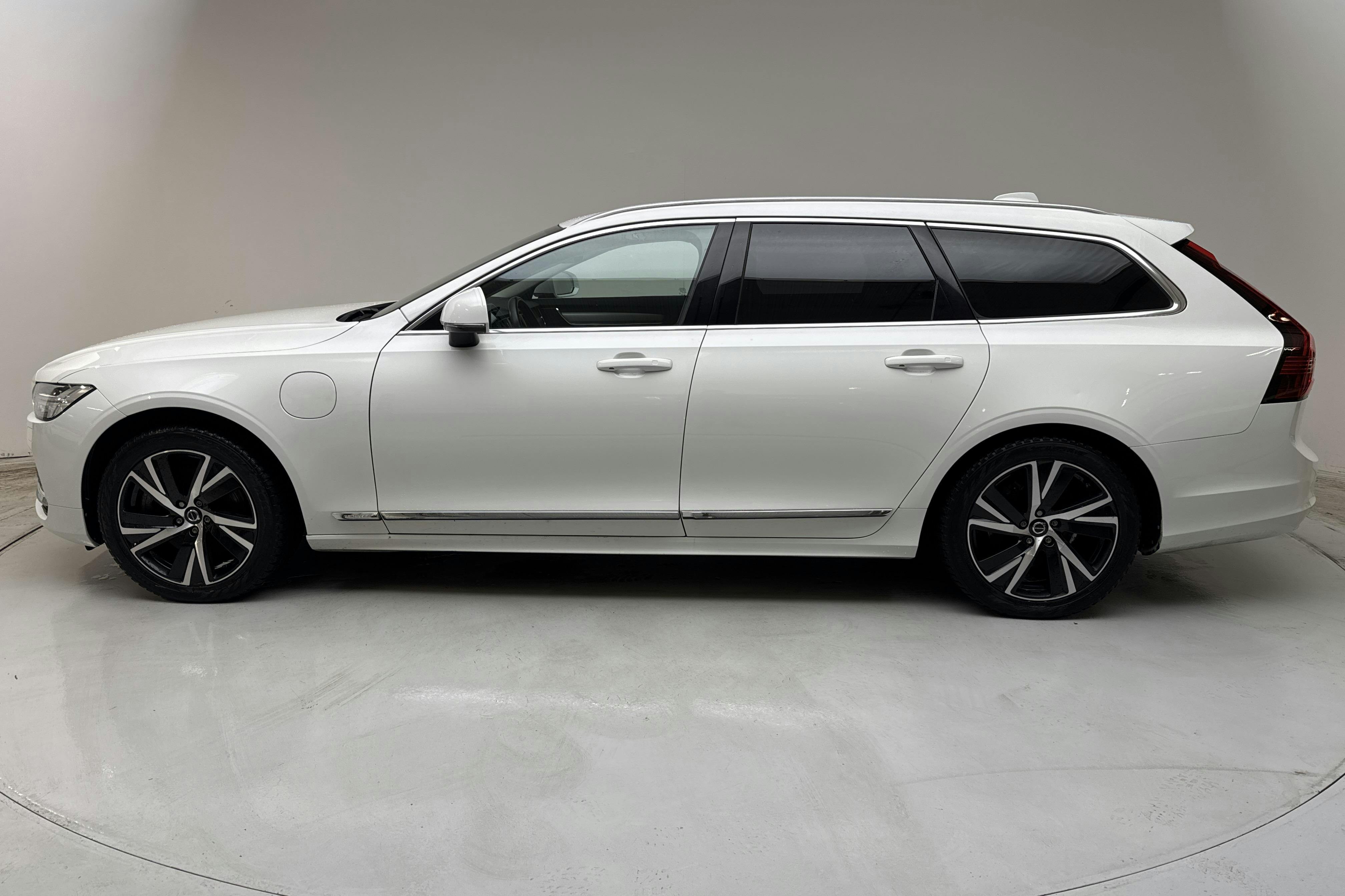 Esitlusfoto 2 aadressil 17: Volvo V90 T6 AWD Recharge (350hk) - 147 610 km - Automaatne - valge - 2022