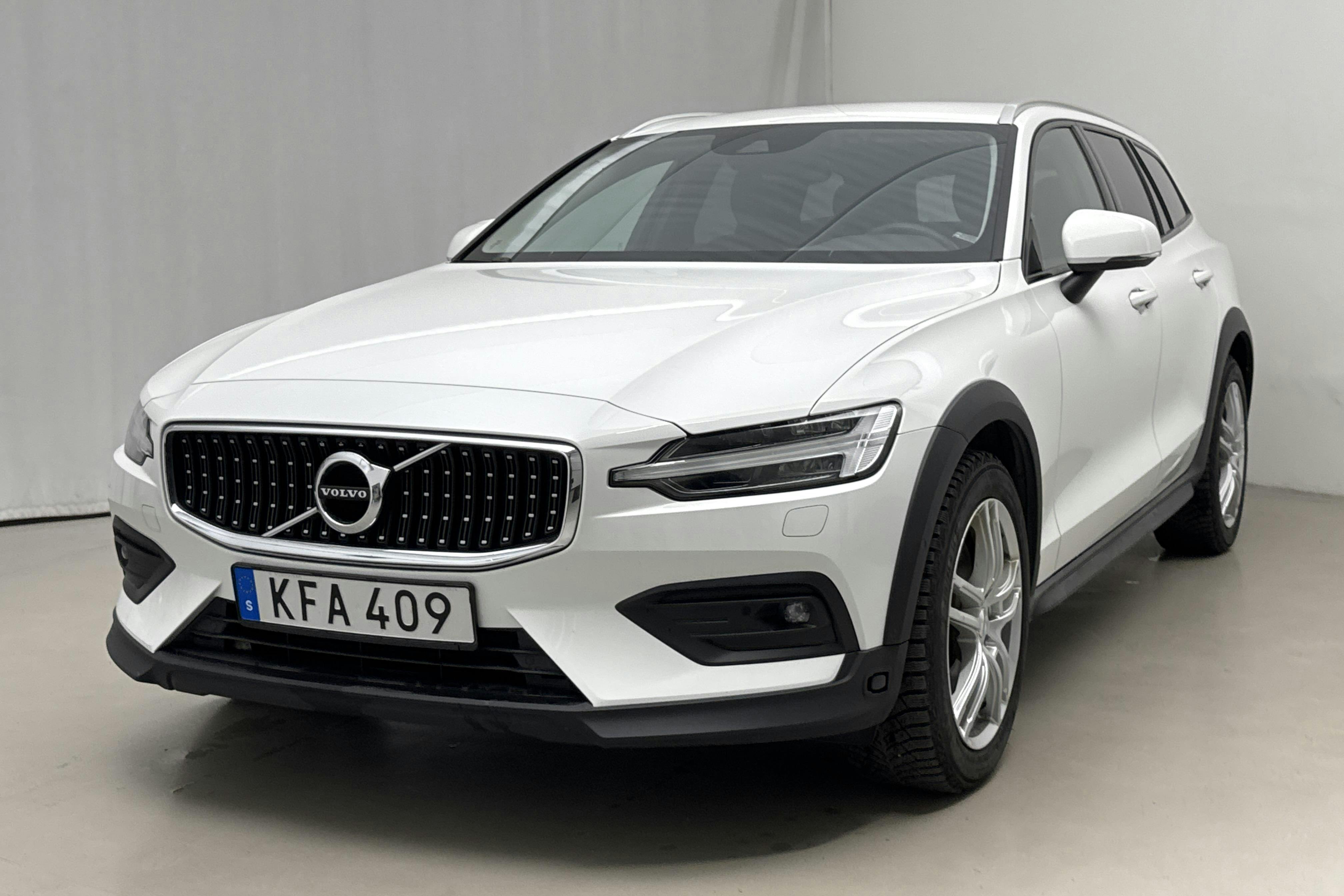 Esitlusfoto 1 aadressil 20: Volvo V60 B4 Cross Country AWD Mildhybrid, Diesel (197hk) - 100 410 km - Automaatne - valge - 2022