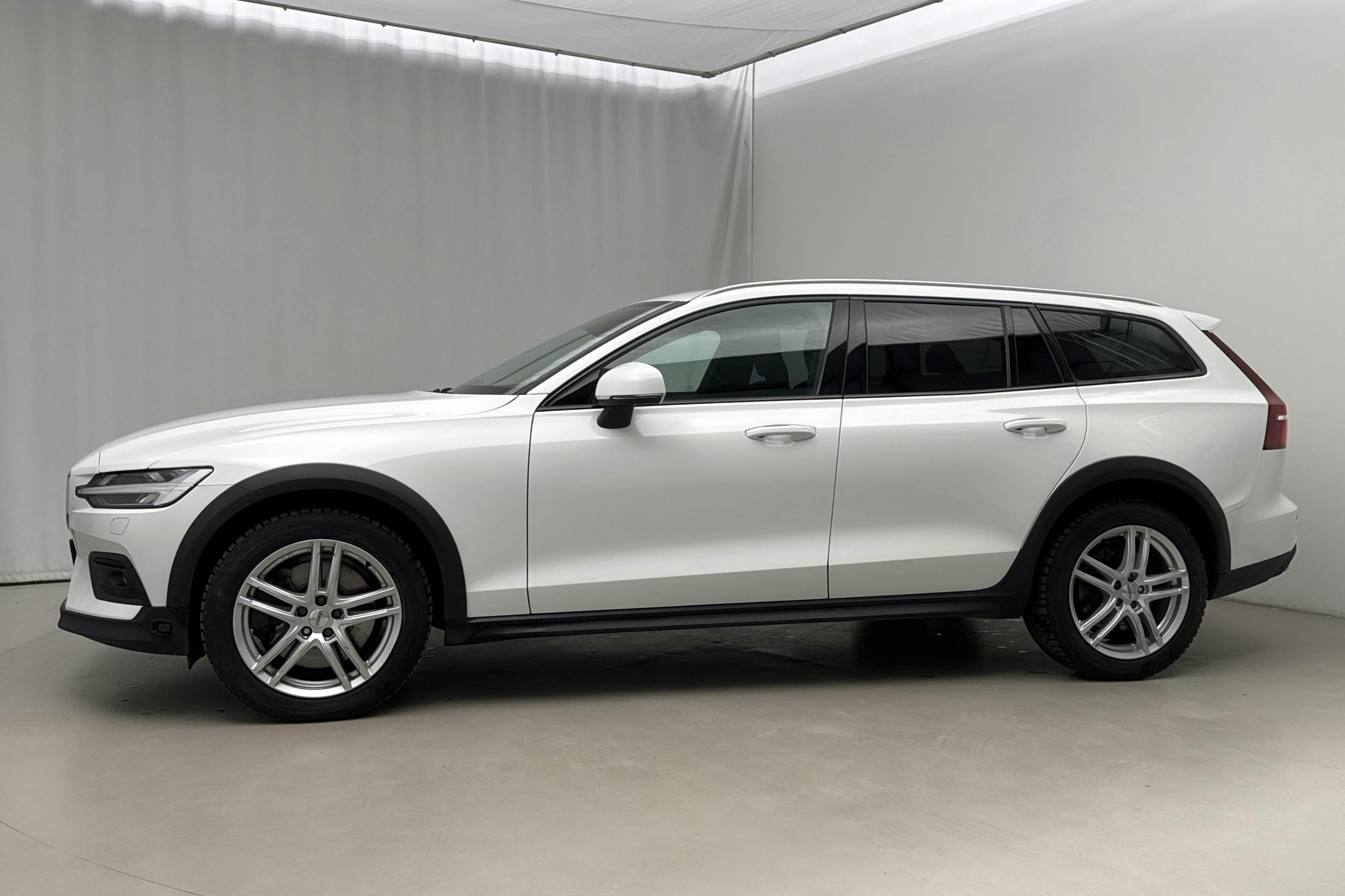 Esitlusfoto 2 aadressil 20: Volvo V60 B4 Cross Country AWD Mildhybrid, Diesel (197hk) - 100 410 km - Automaatne - valge - 2022