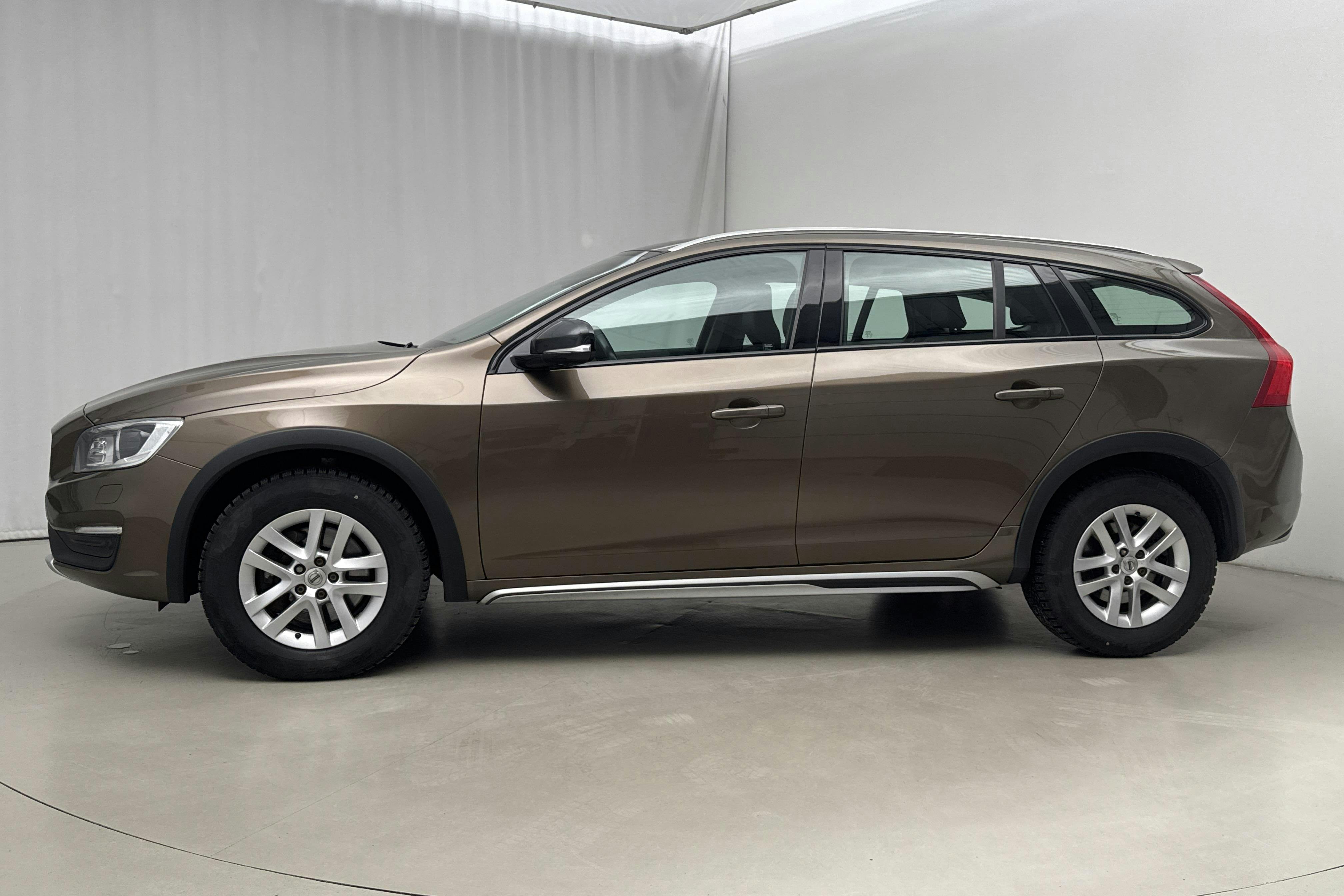 Presentationsfoto 2 av 20: Volvo V60 D4 Cross Country AWD (190hk) - 12 396 mil - Automat - brun - 2018
