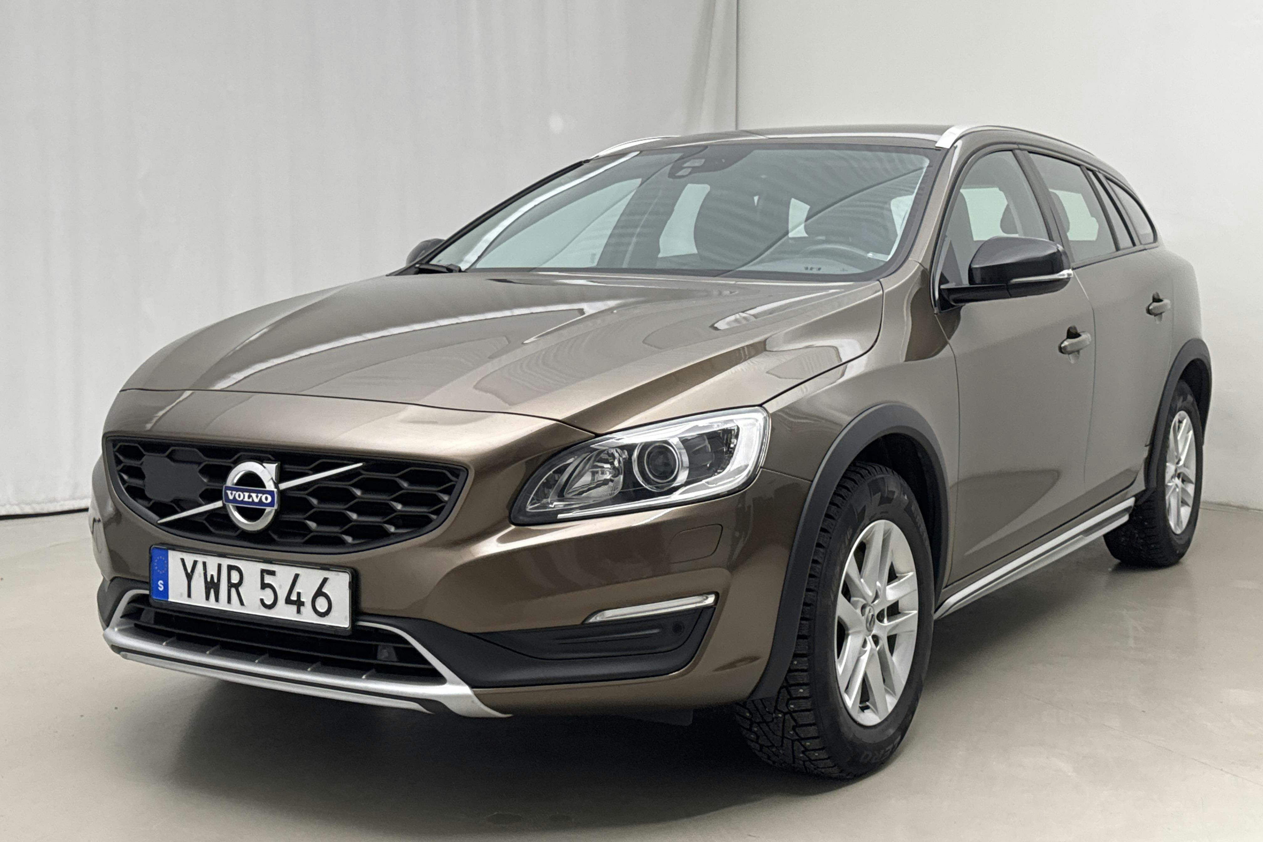 Presentationsfoto 1 av 20: Volvo V60 D4 Cross Country AWD (190hk) - 12 396 mil - Automat - brun - 2018