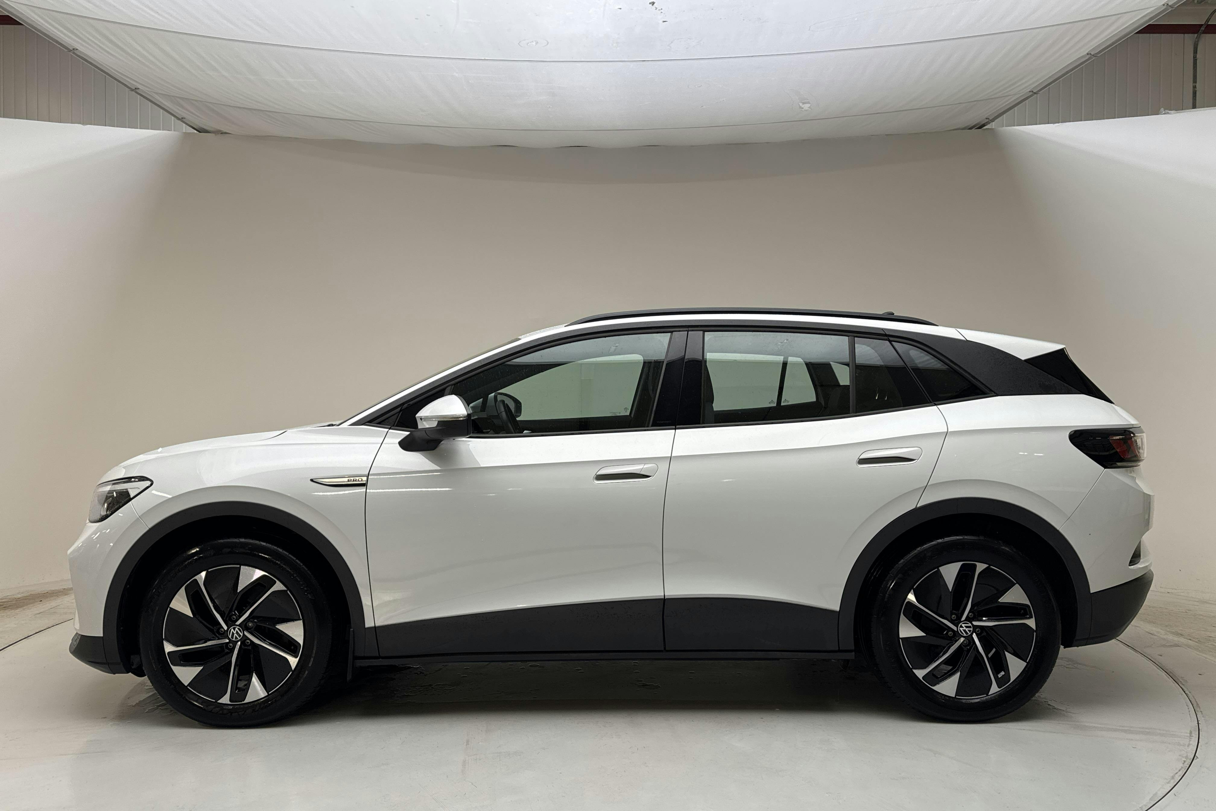 Präsentationsfoto 2 von 15: VW ID.4 77kWh (204hk) - 45 460 Kilometer - Verkaufsautomat - Weiß - 2023