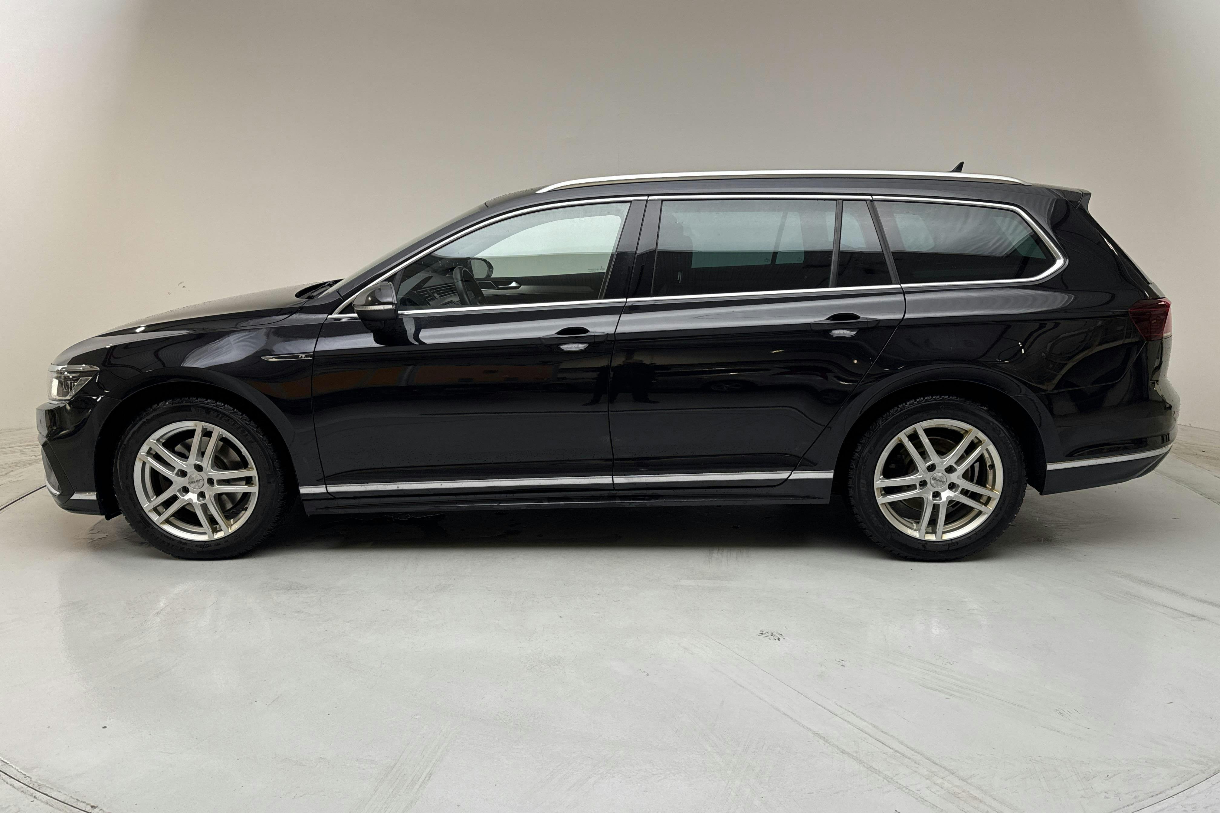 Esittelykuva 2 osoitteesta 13: VW Passat 2.0 TDI Sportscombi 4Motion (200hk) - 123 120 km - Automaattinen - musta - 2022