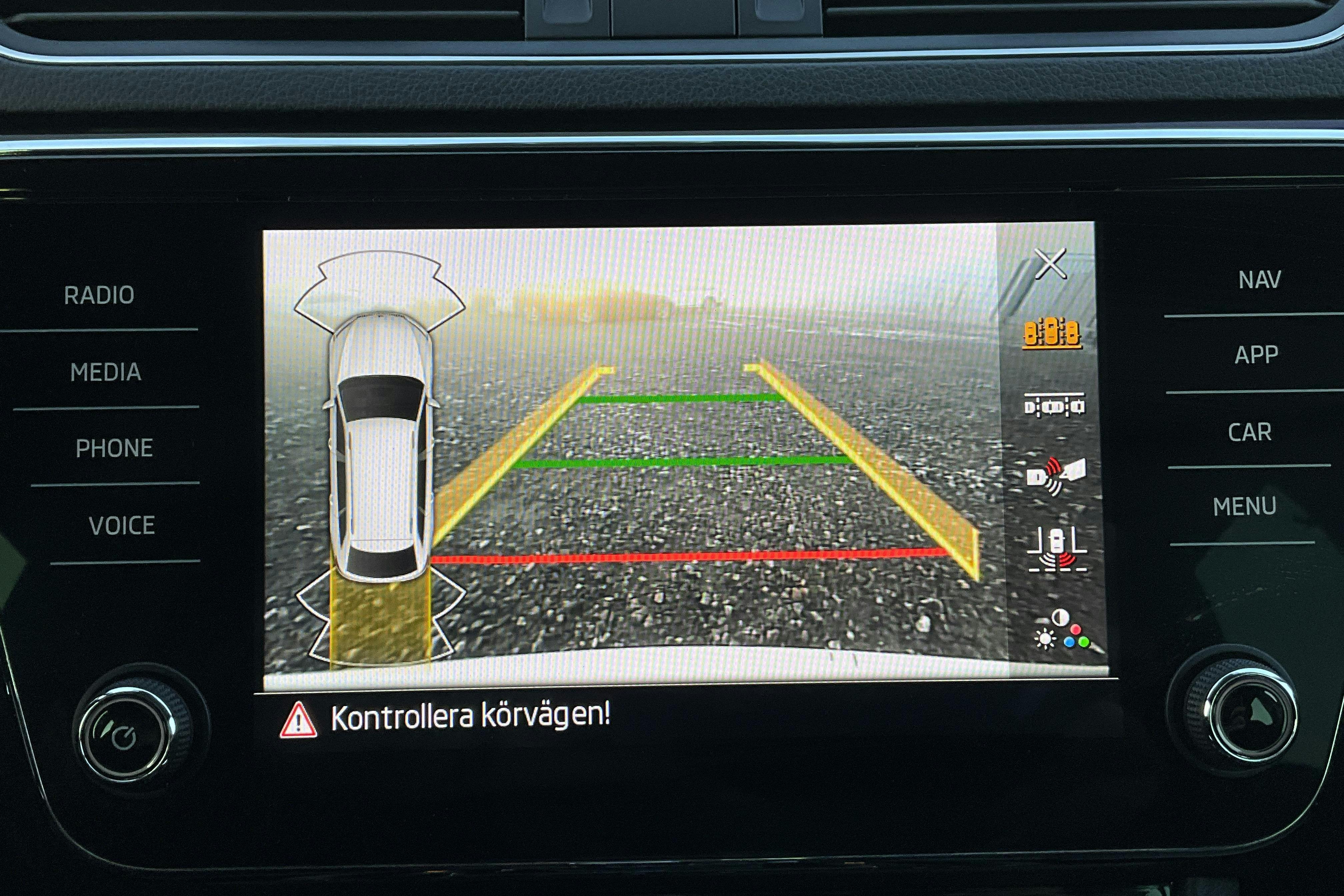 Presentation photo 18 of 18: Skoda Superb 1.4 TSI PHEV Kombi (218hk) - 117 340 km - Automatic - white - 2022