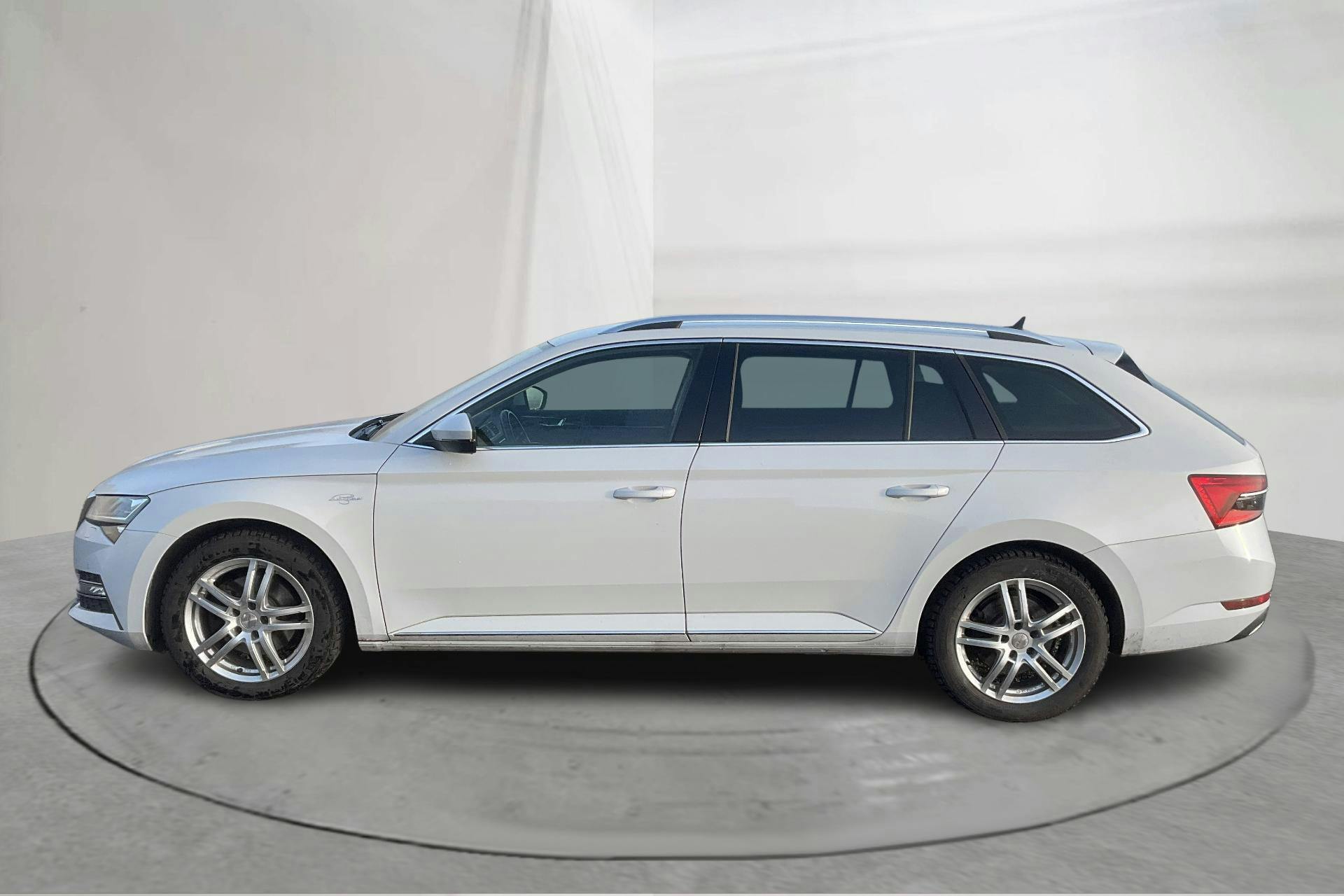 Presentation photo 2 of 18: Skoda Superb 1.4 TSI PHEV Kombi (218hk) - 117 340 km - Automatic - white - 2022