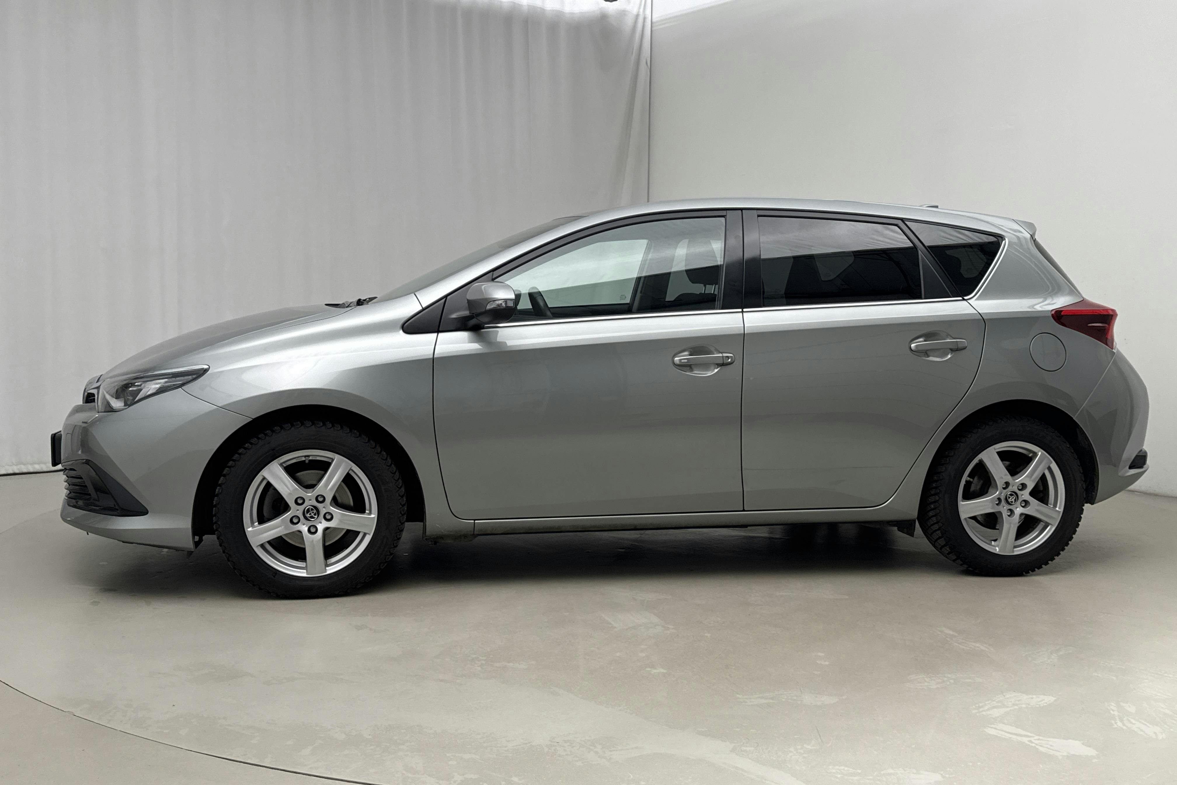 Presentationsfoto 2 av 19: Toyota Auris 1.2T 5dr (116hk) - 2 841 mil - Manuell - Light Grey - 2015