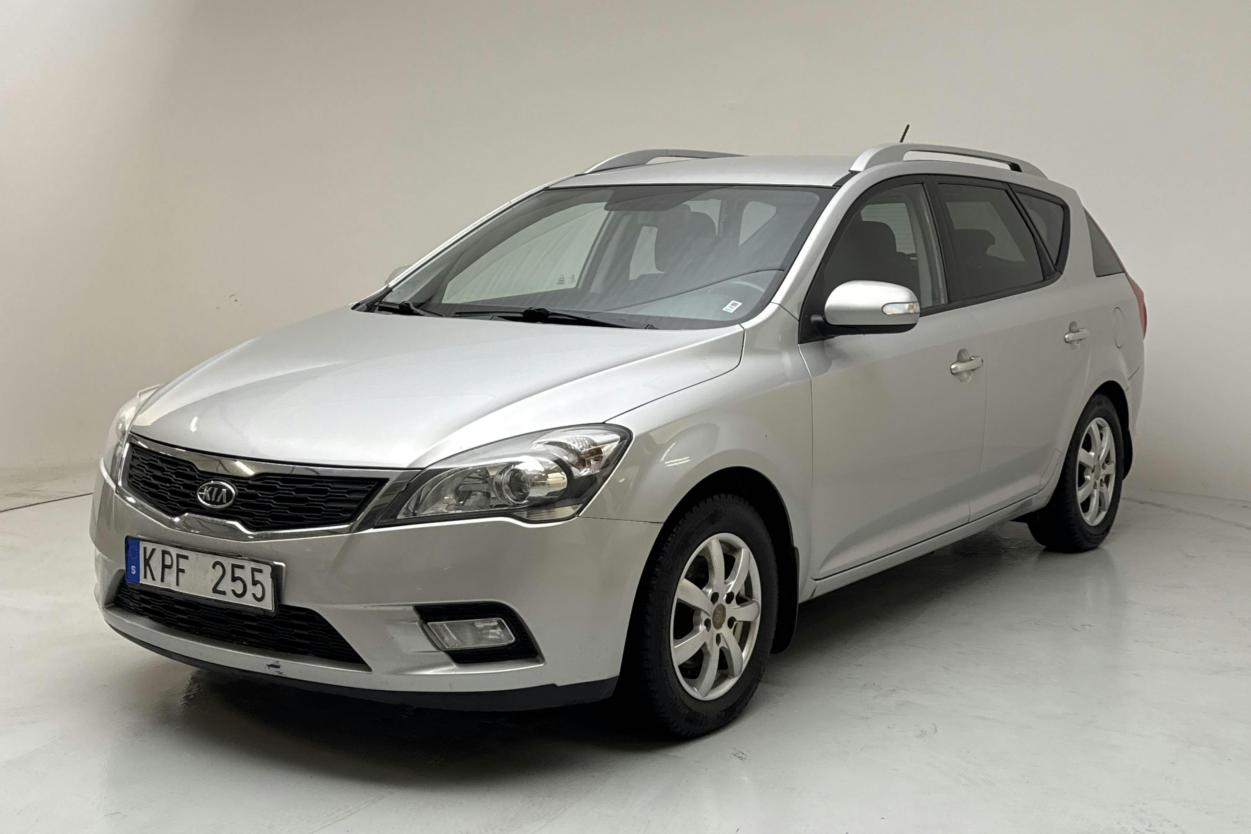 Presentation photo 1 of 13: KIA Cee'd 1.6 CRDi SW (115hk) - 177 720 km - Manual - silver - 2010