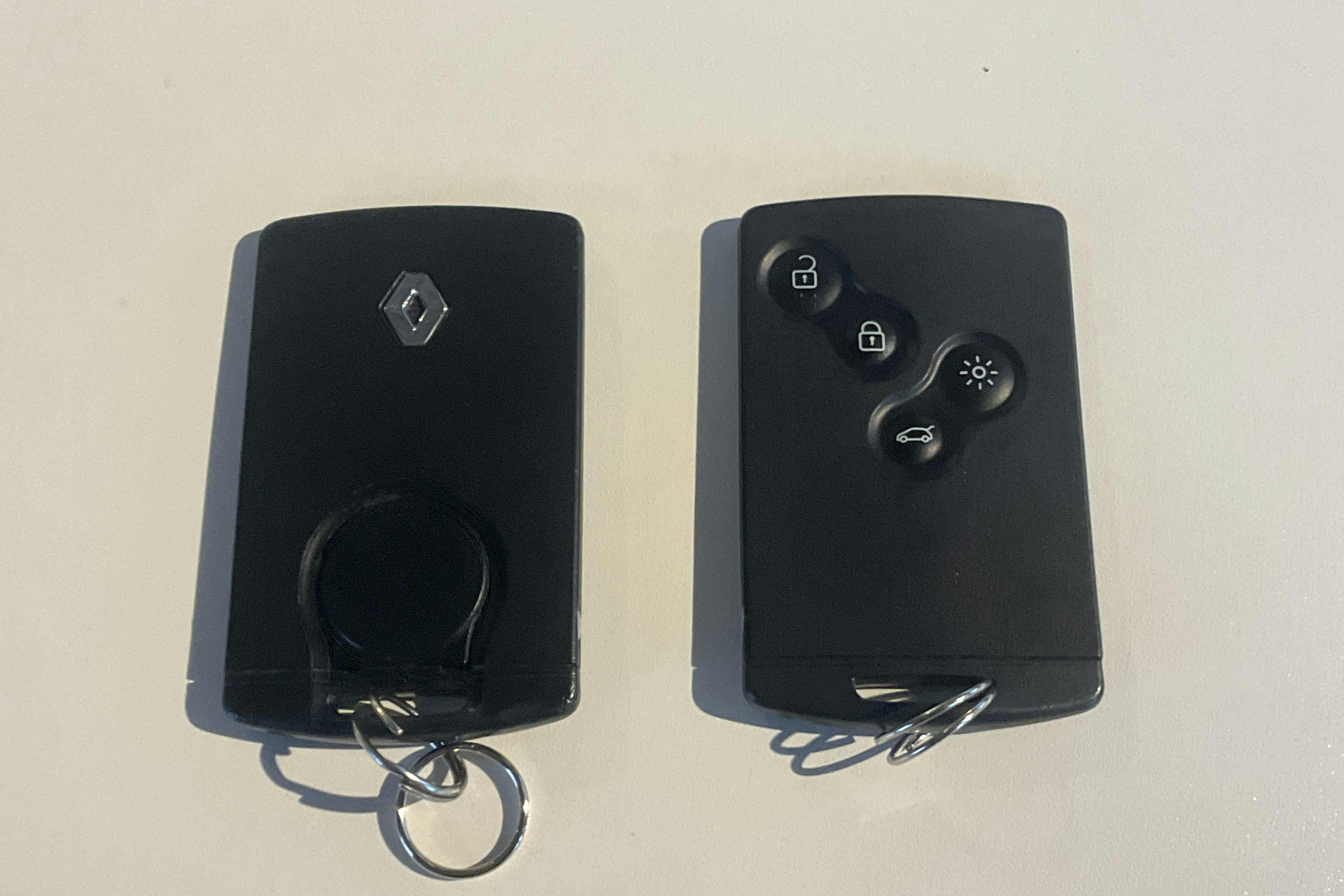 Esittelykuva 17 osoitteesta 17: Renault Mégane Phas III 1.4 TCe Cabriolet (130hk) - 234 690 km - Manuaalinen - valkoinen - 2011