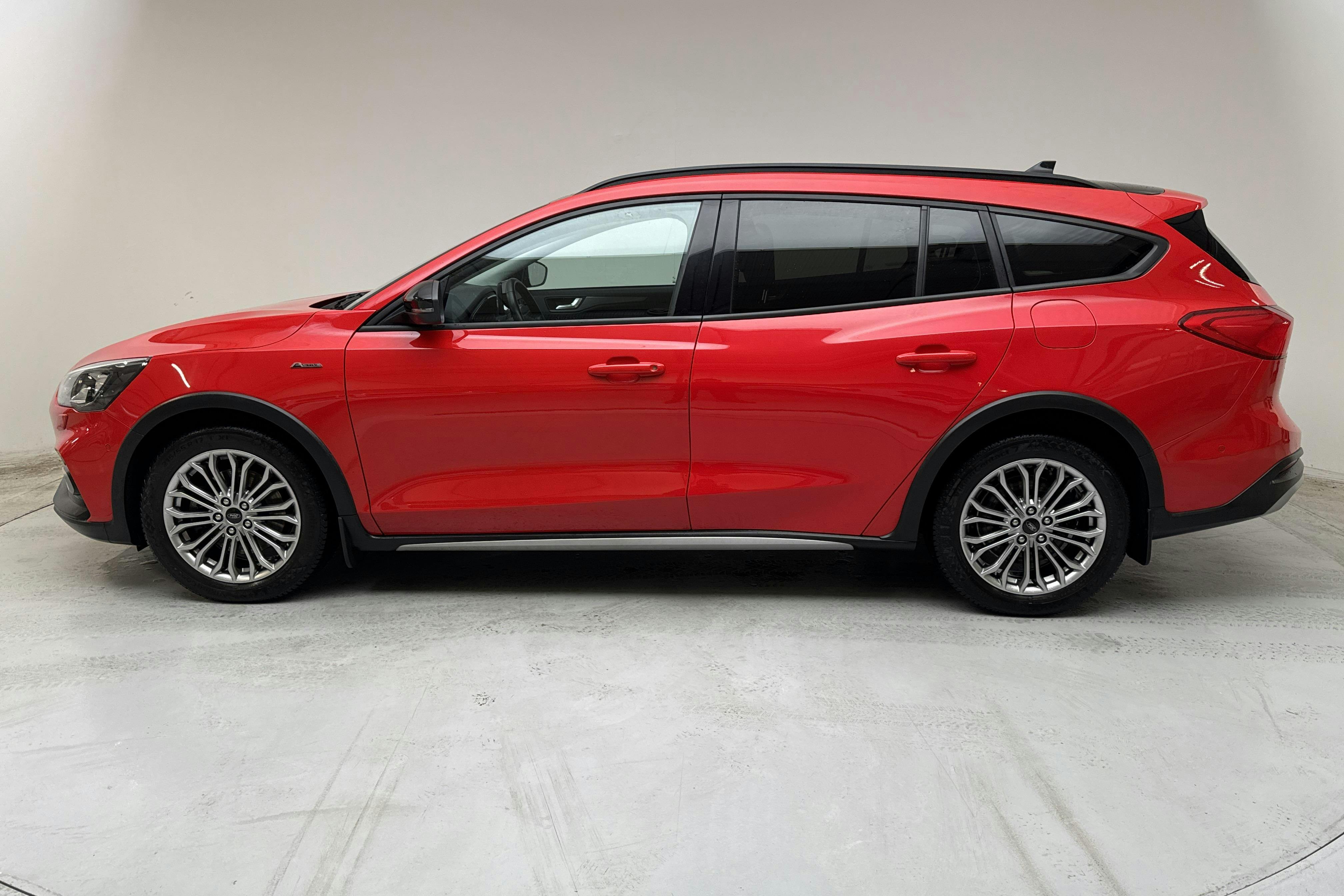 Esittelykuva 2 osoitteesta 12: Ford Focus Active 1.0 EcoBoost Kombi (125hk) - 59 390 km - Automaattinen - punainen - 2020