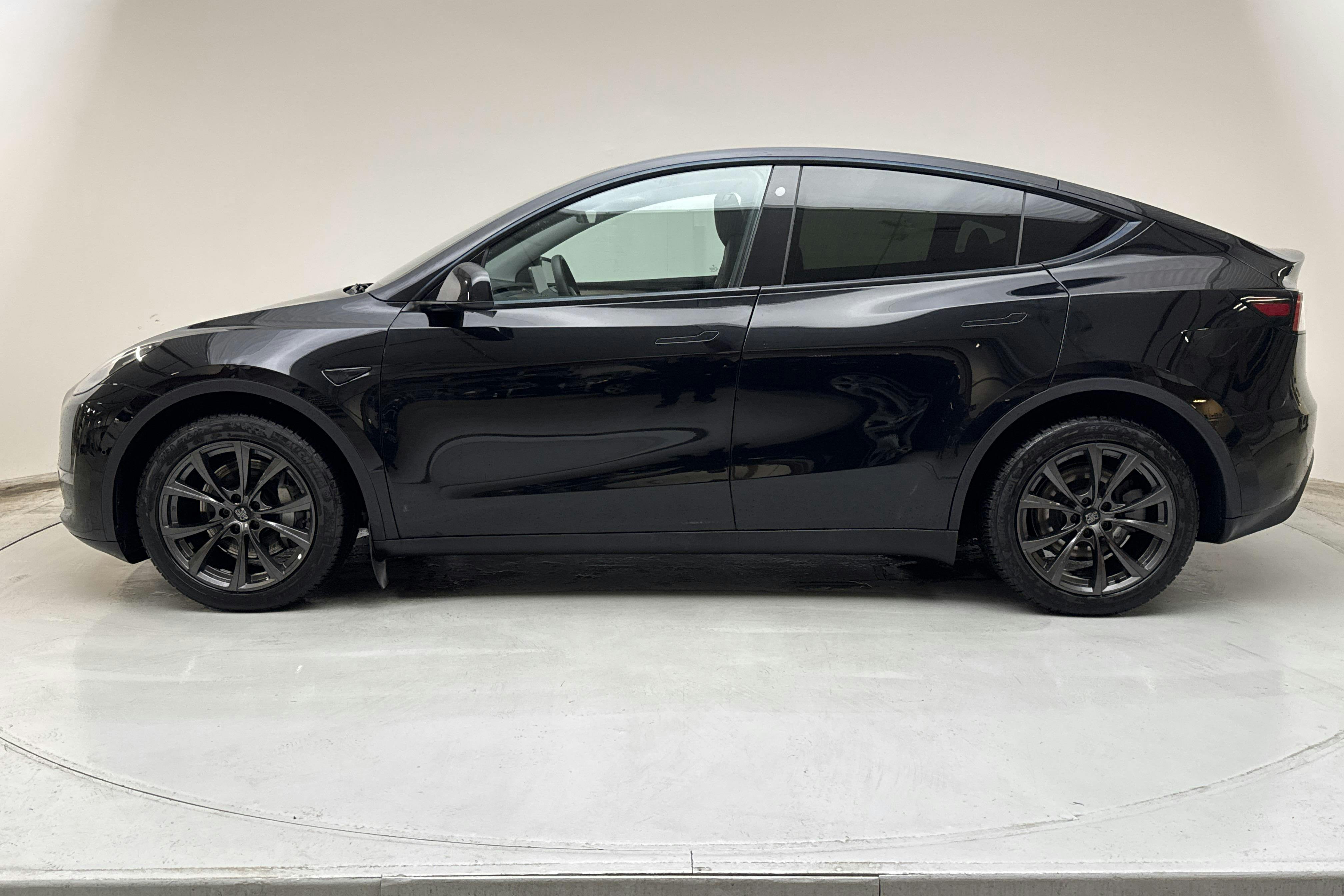 Presentation photo 2 of 21: Tesla Model Y Long Range Dual Motor AWD - 64 580 km - Automatic - black - 2021