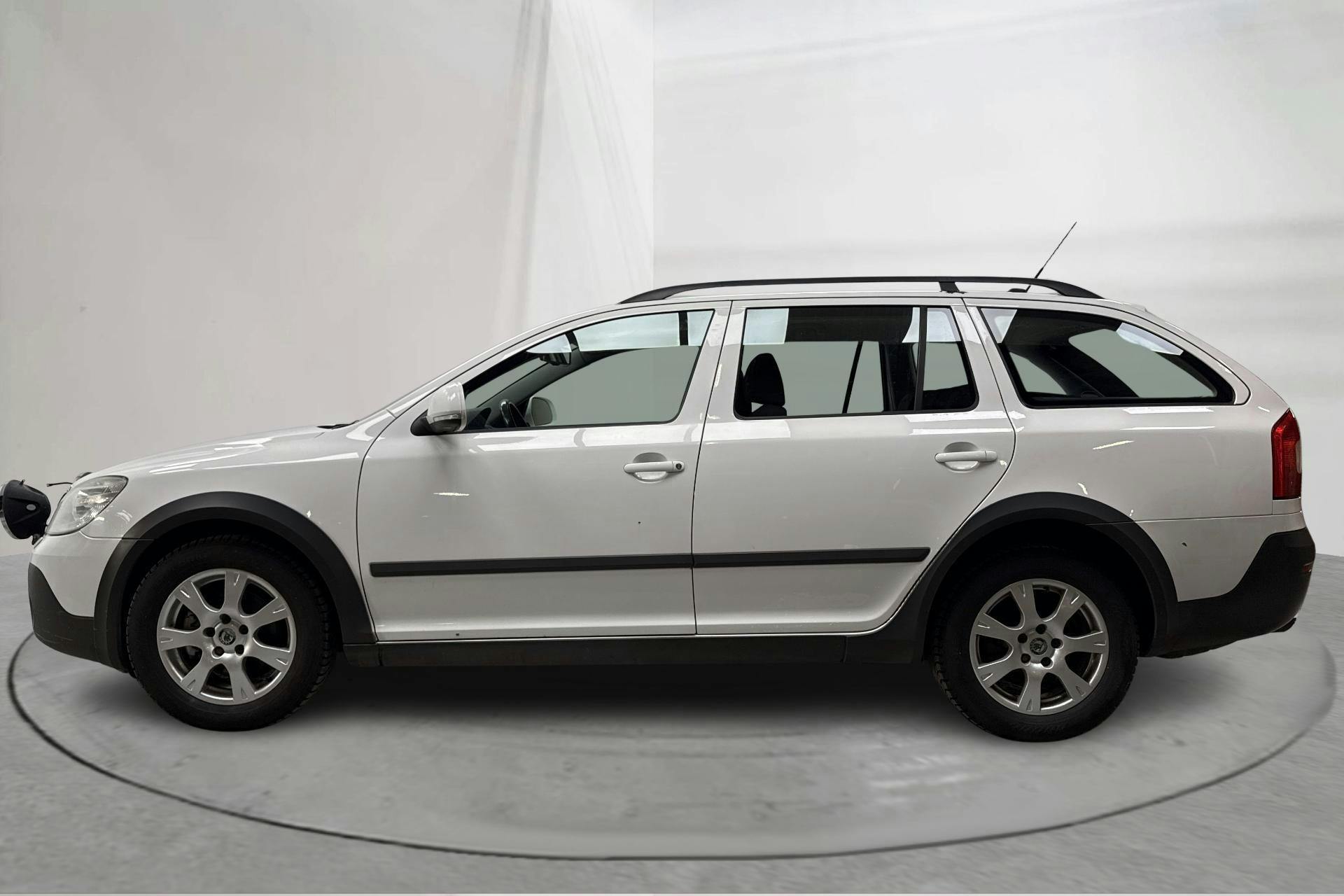 Presentation photo 2 of 13: Skoda Octavia Scout II 2.0 TDI 4X4 (140hk) - 277 740 km - Manual - white - 2013