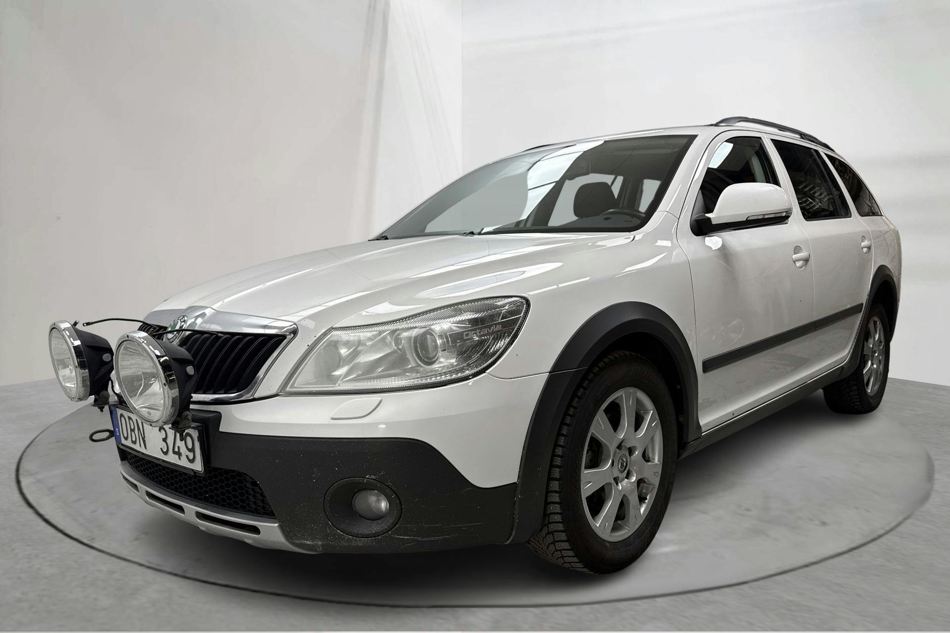 Presentation photo 1 of 13: Skoda Octavia Scout II 2.0 TDI 4X4 (140hk) - 277 740 km - Manual - white - 2013