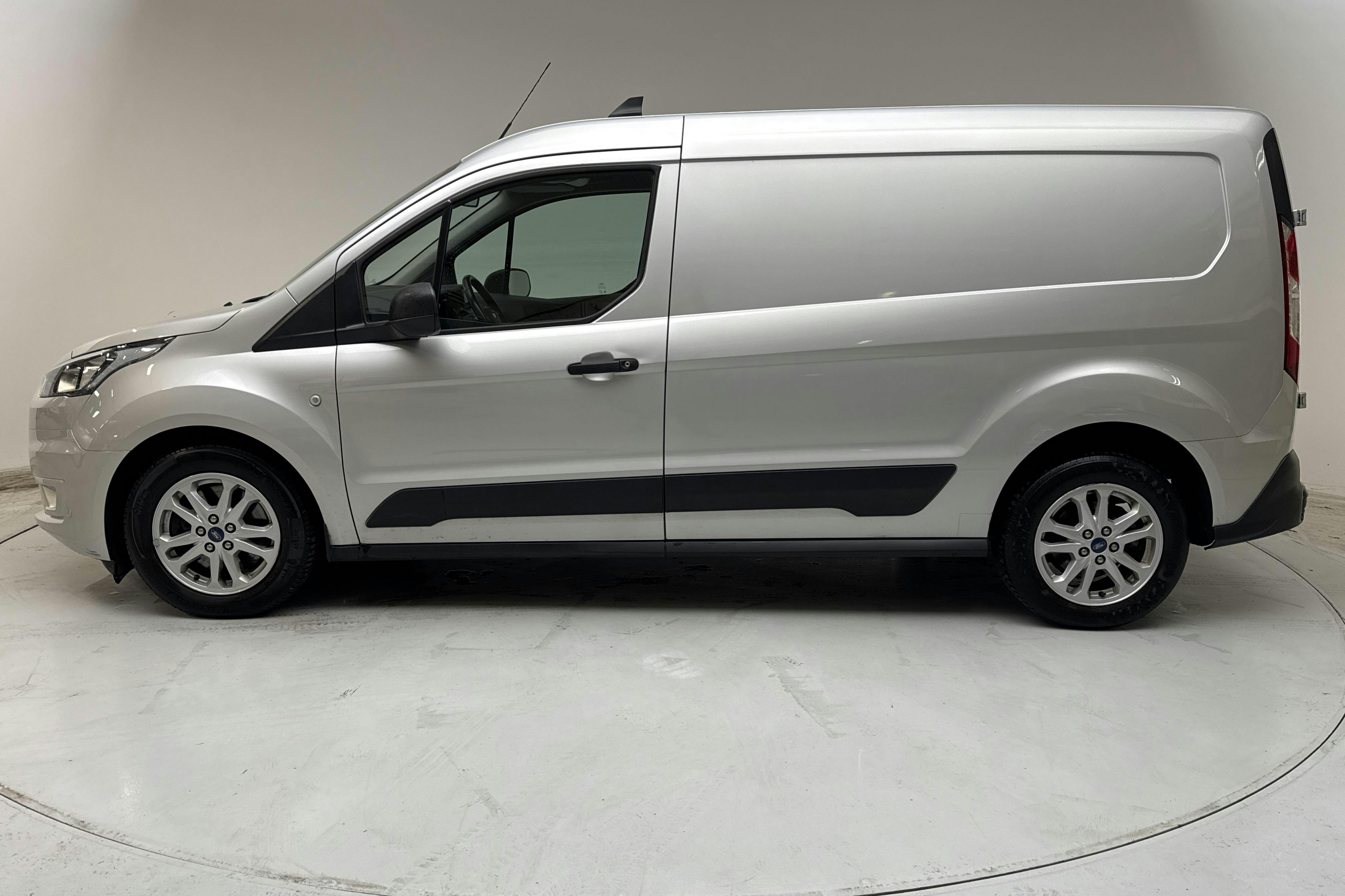 Presentationsfoto 2 av 12: Ford Transit Connect 1.5 EcoBlue (100hk) - 6 095 mil - Manuell - grå - 2023