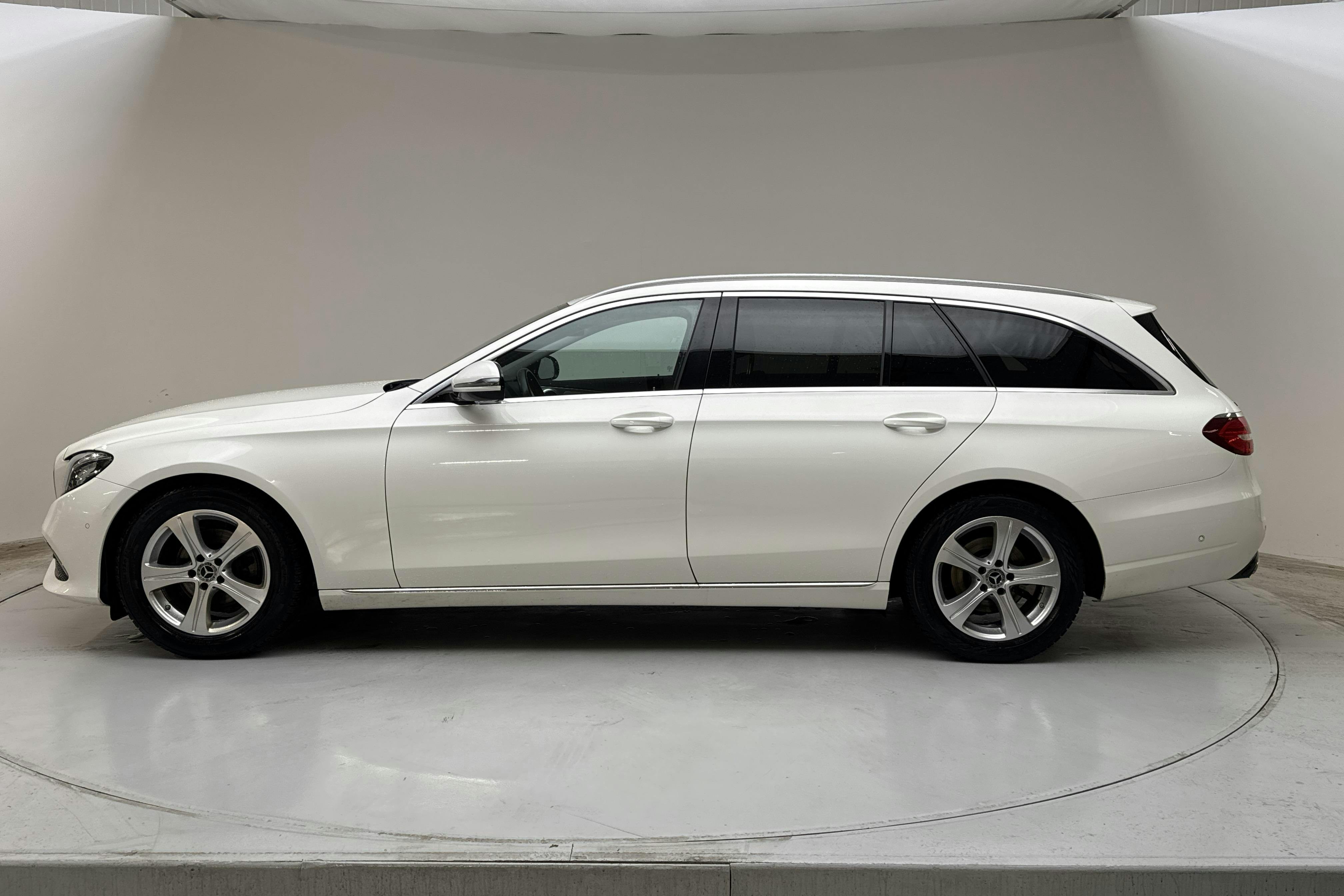 Presentation photo 2 of 15: Mercedes E 200 d Kombi S213 (150hk) - 185 820 km - Automatic - white - 2019