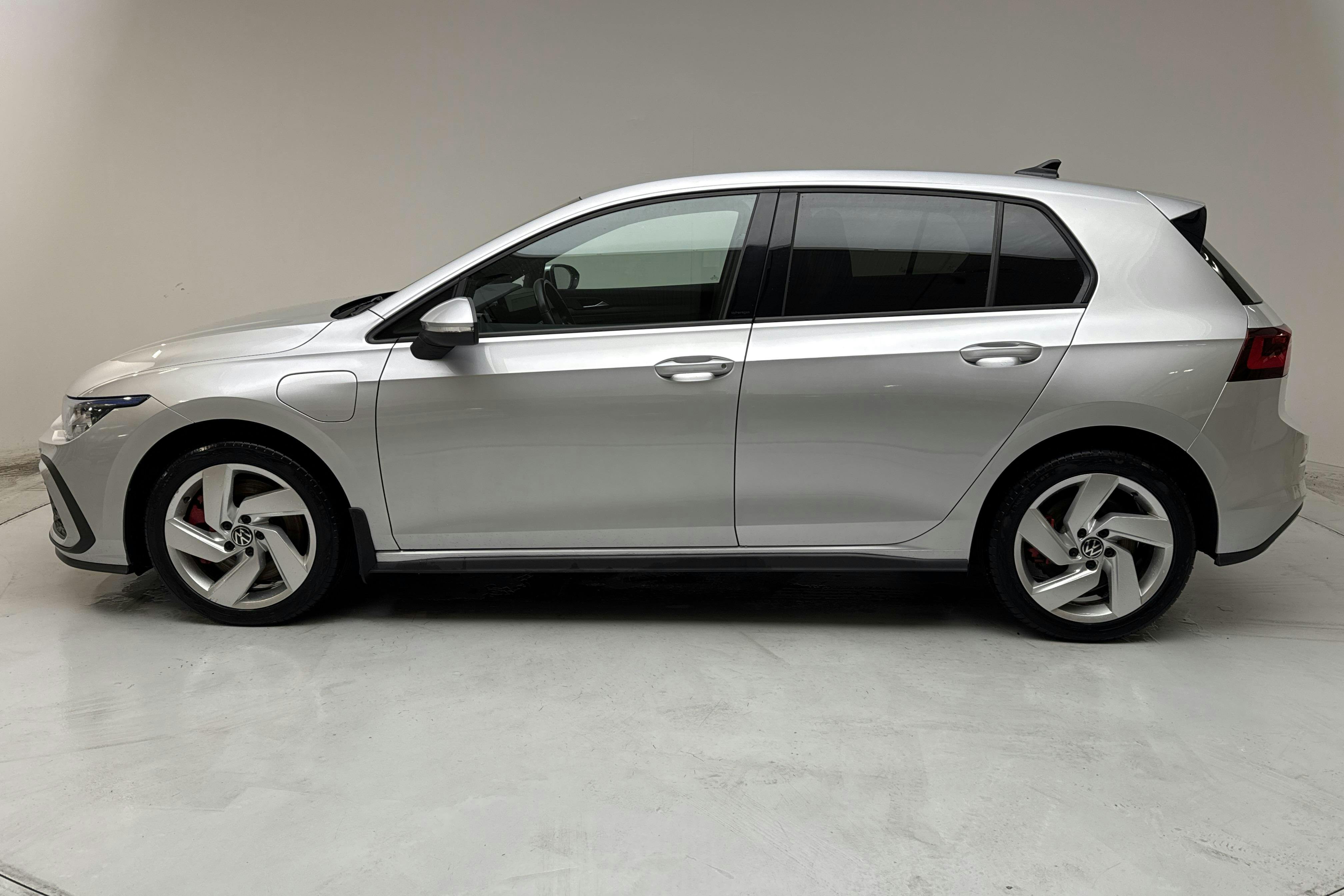 Presentation photo 2 of 20: VW Golf VIII 1.4 GTE 5dr (245hk) - 87 430 km - Automatic - silver - 2021
