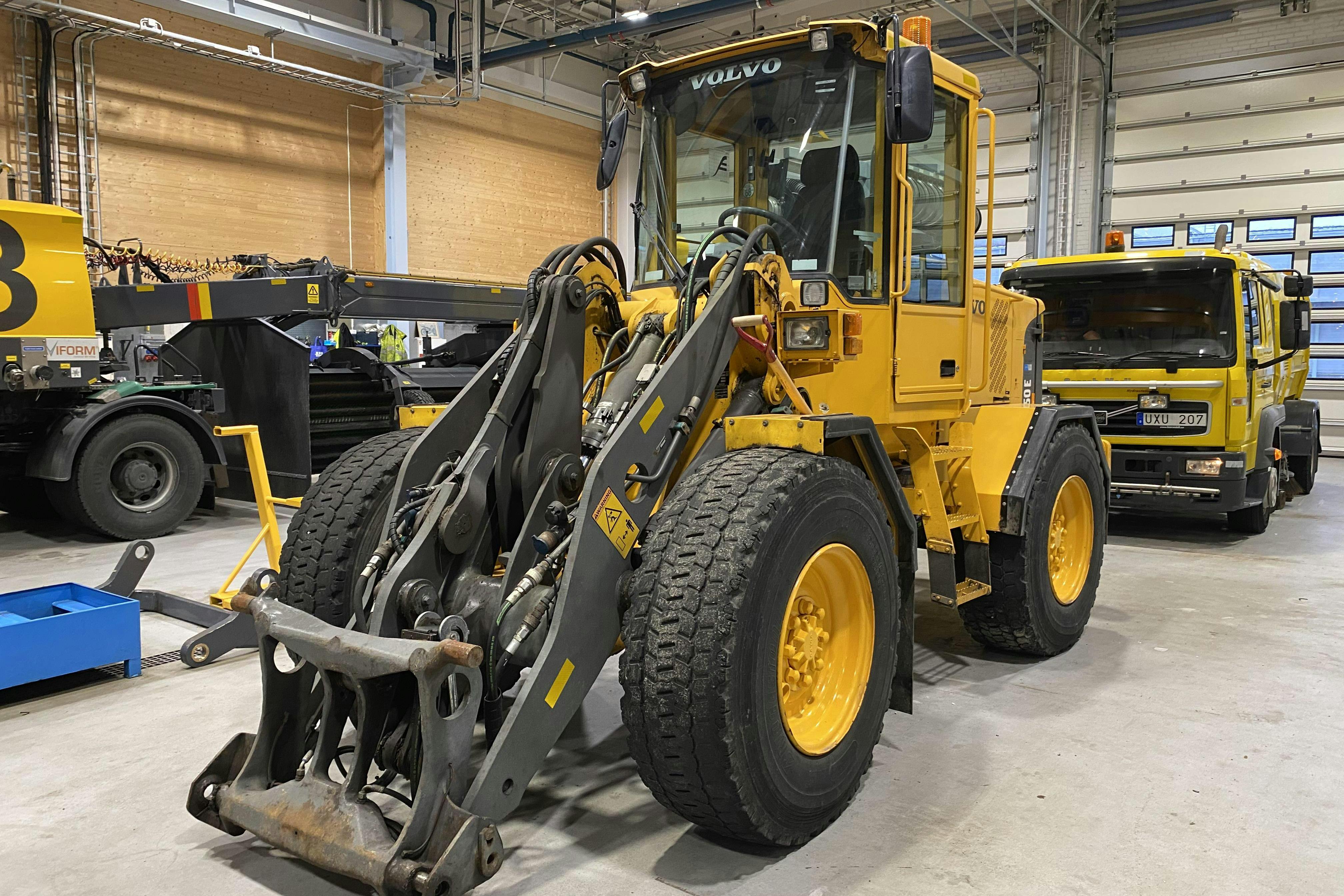 Presentation photo 1 of 42: VOLVO L50E Hjullastare -  - Automatic - yellow - 2006