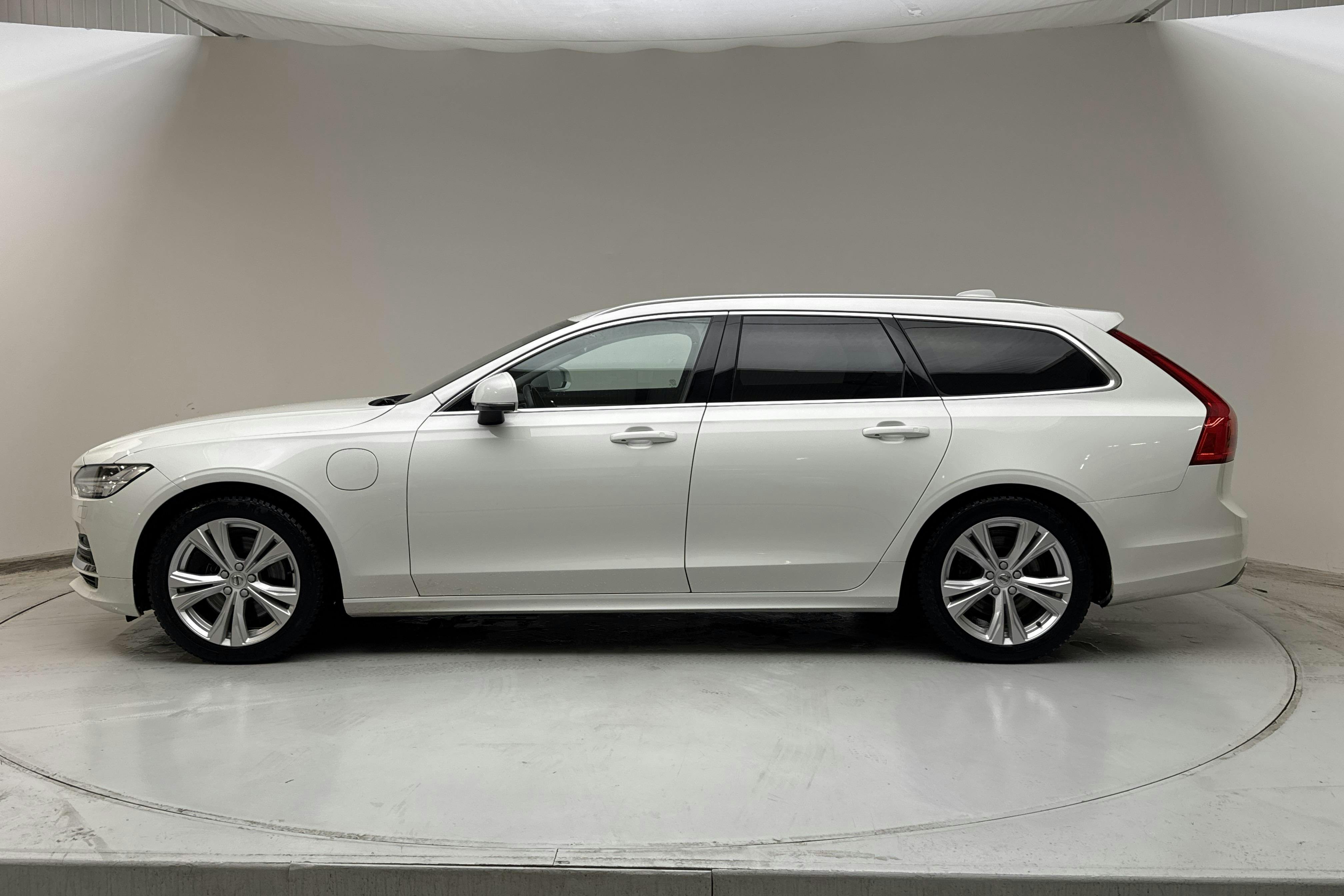 Presentationsfoto 2 av 16: Volvo V90 T8 AWD Twin Engine (390hk) - 13 751 mil - Automat - vit - 2020