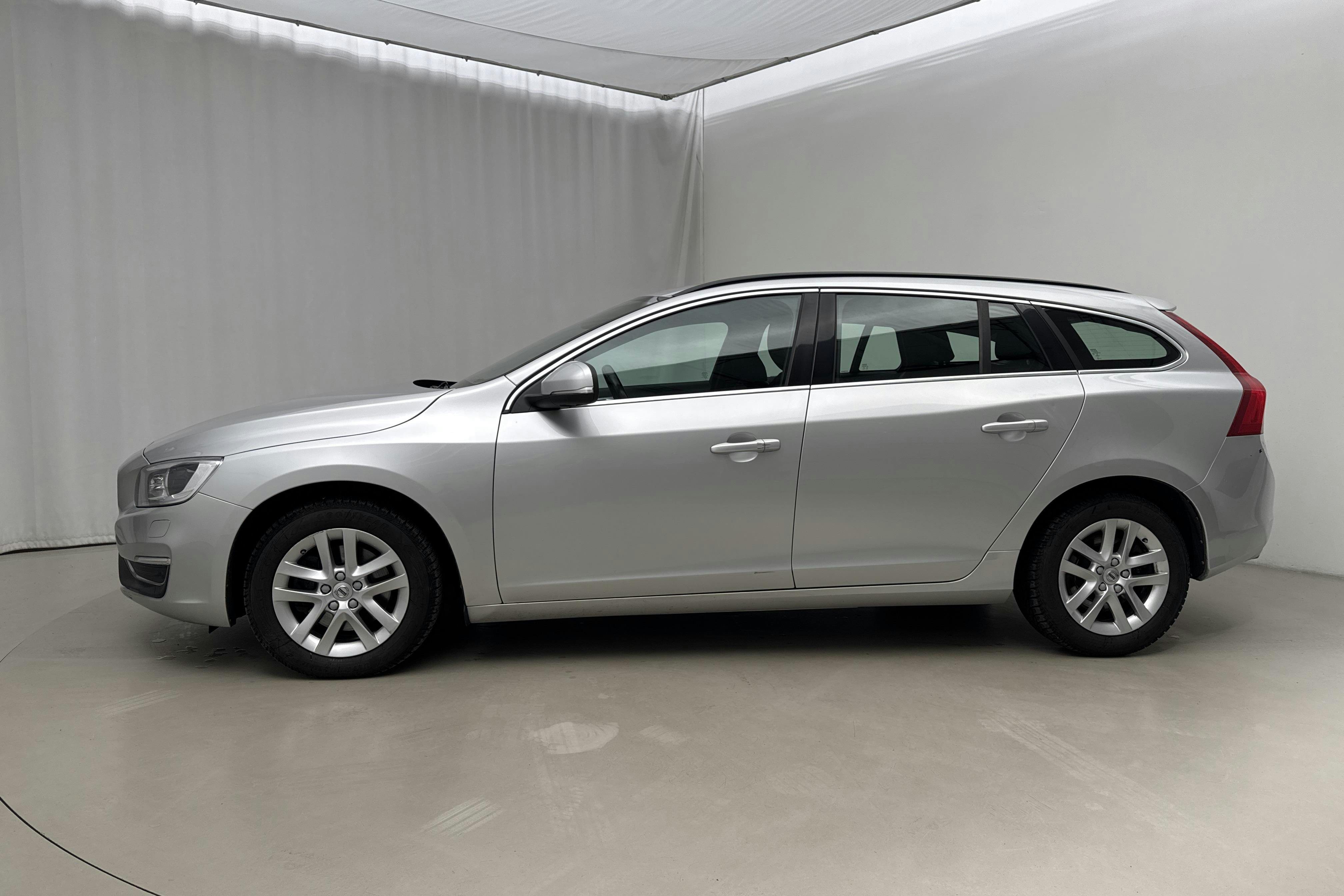 Presentationsfoto 2 av 19: Volvo V60 D4 (190hk) - 16 947 mil - Manuell - silver - 2018