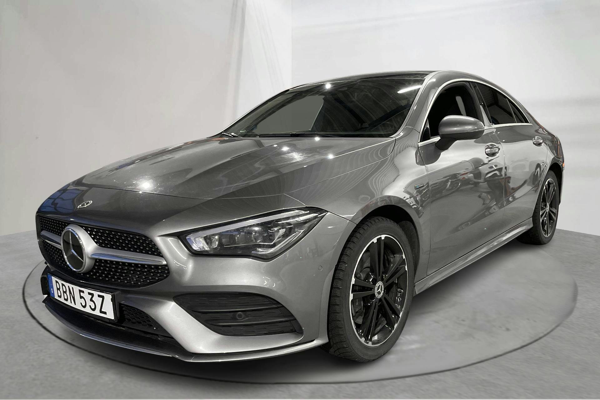 Presentation photo 1 of 19: Mercedes CLA 250 e Coupé C118 (218hk) - 91 490 km - Automatic - Dark Grey - 2021