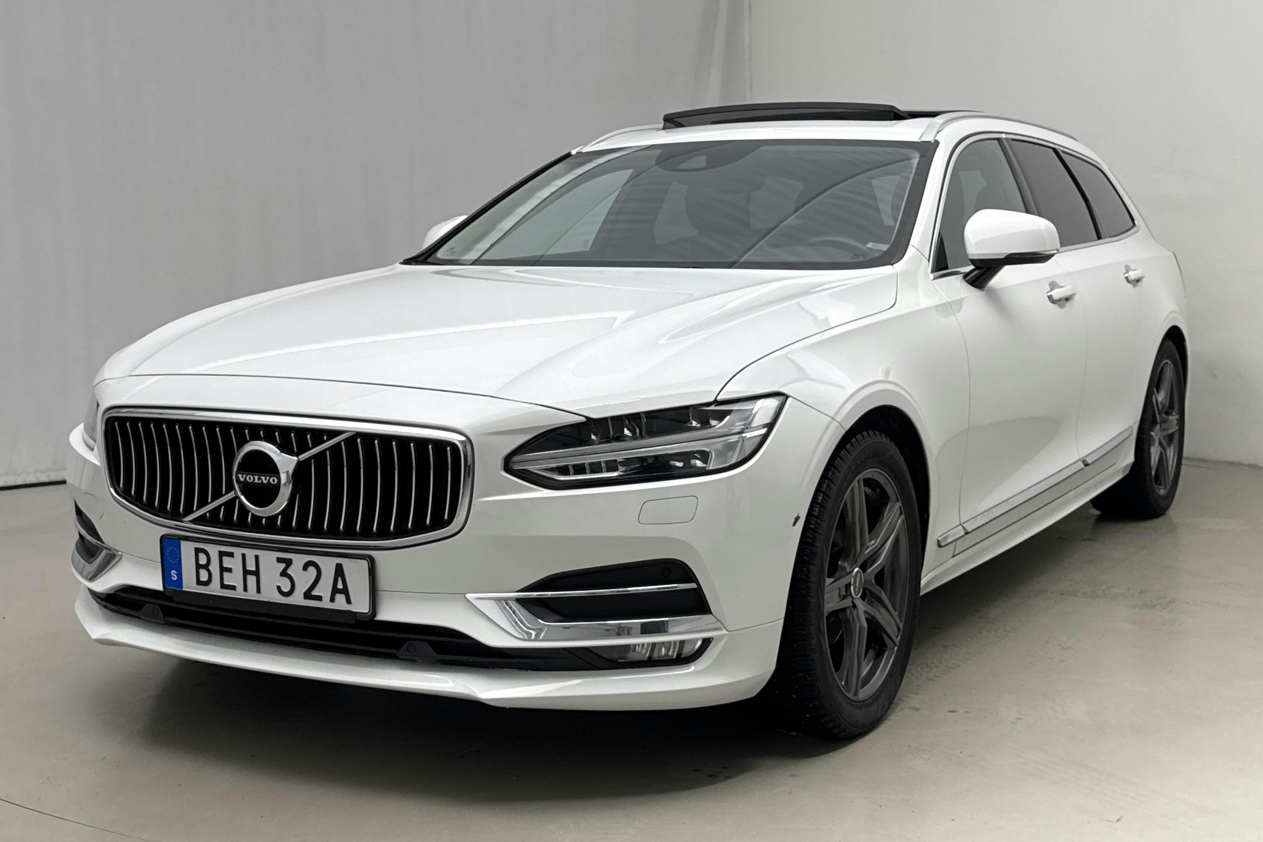 Volvo V90 D4 AWD (190hk) - 174 440 km - Automaatne - valge - 2020