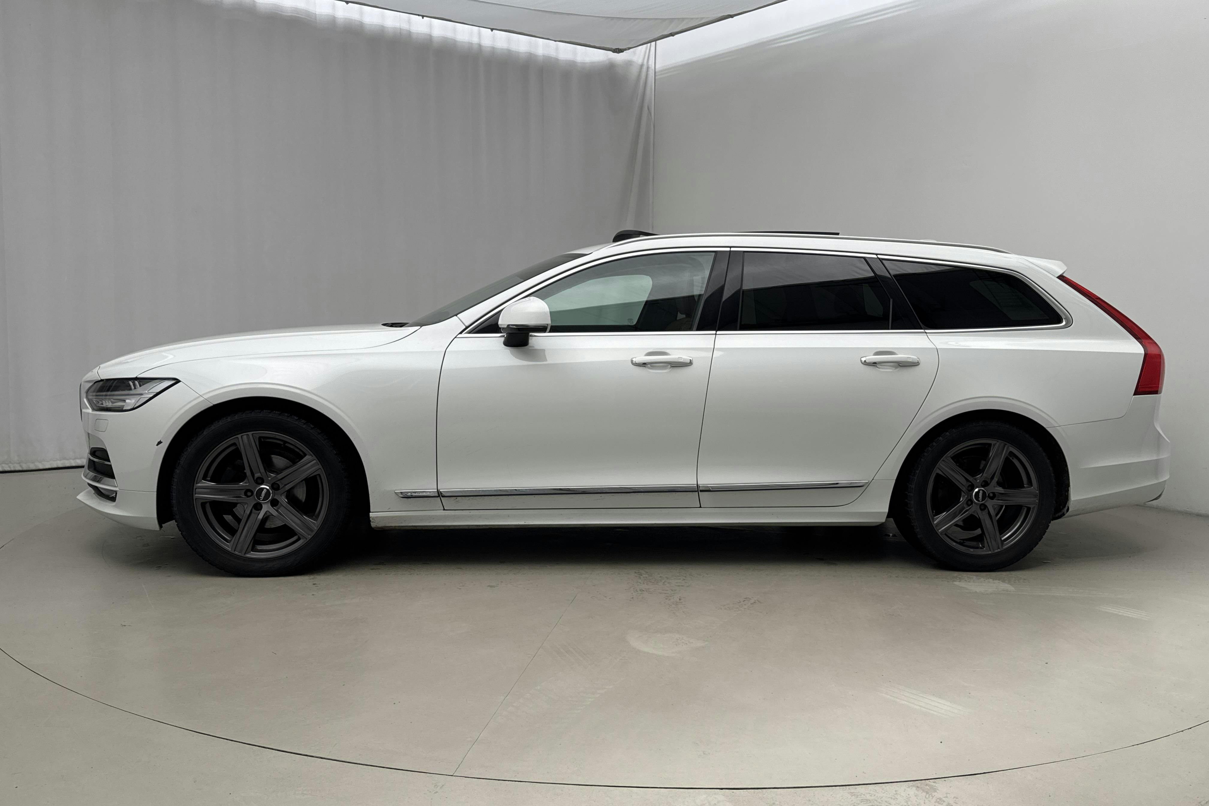Esitlusfoto 2 aadressil 25: Volvo V90 D4 AWD (190hk) - 174 440 km - Automaatne - valge - 2020
