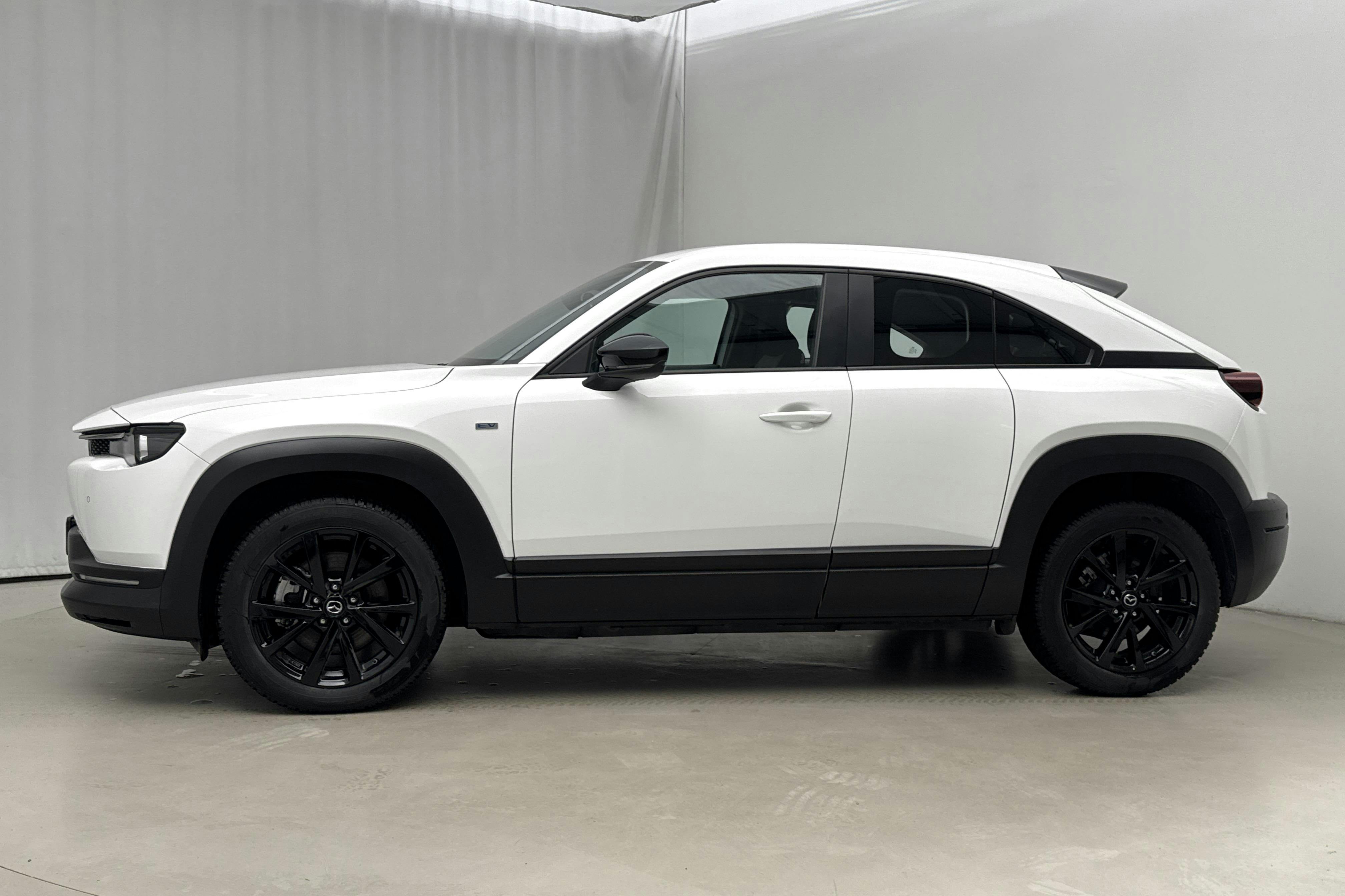 Presentation photo 2 of 21: Mazda MX-30 e-Skyactiv (145hk) - 22 540 km - Automatic - white - 2022