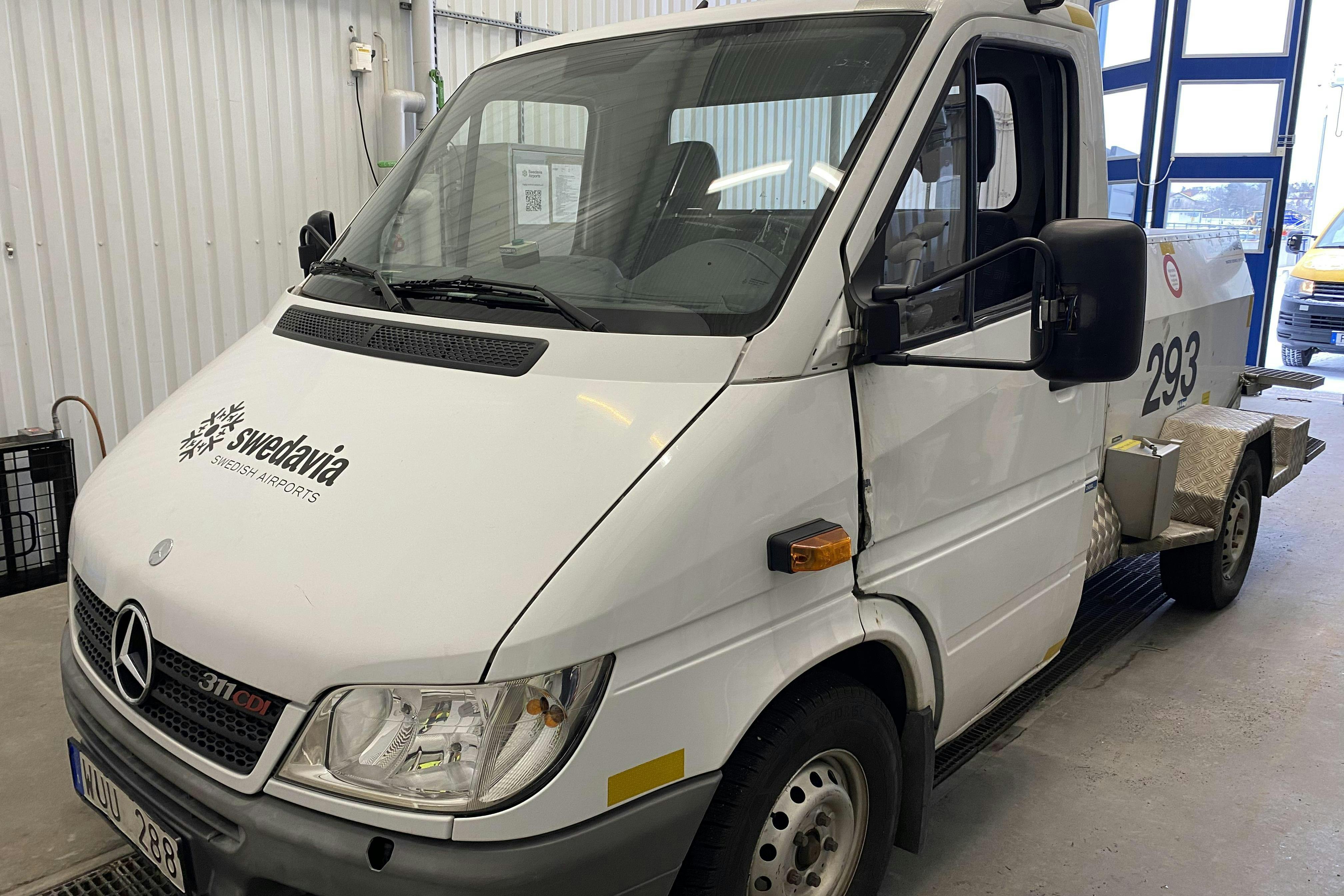 Presentation photo 1 of 32: MERCEDES 311 CDI/30 Vattenservicebil - 36 411 km - Manual - white - 2005