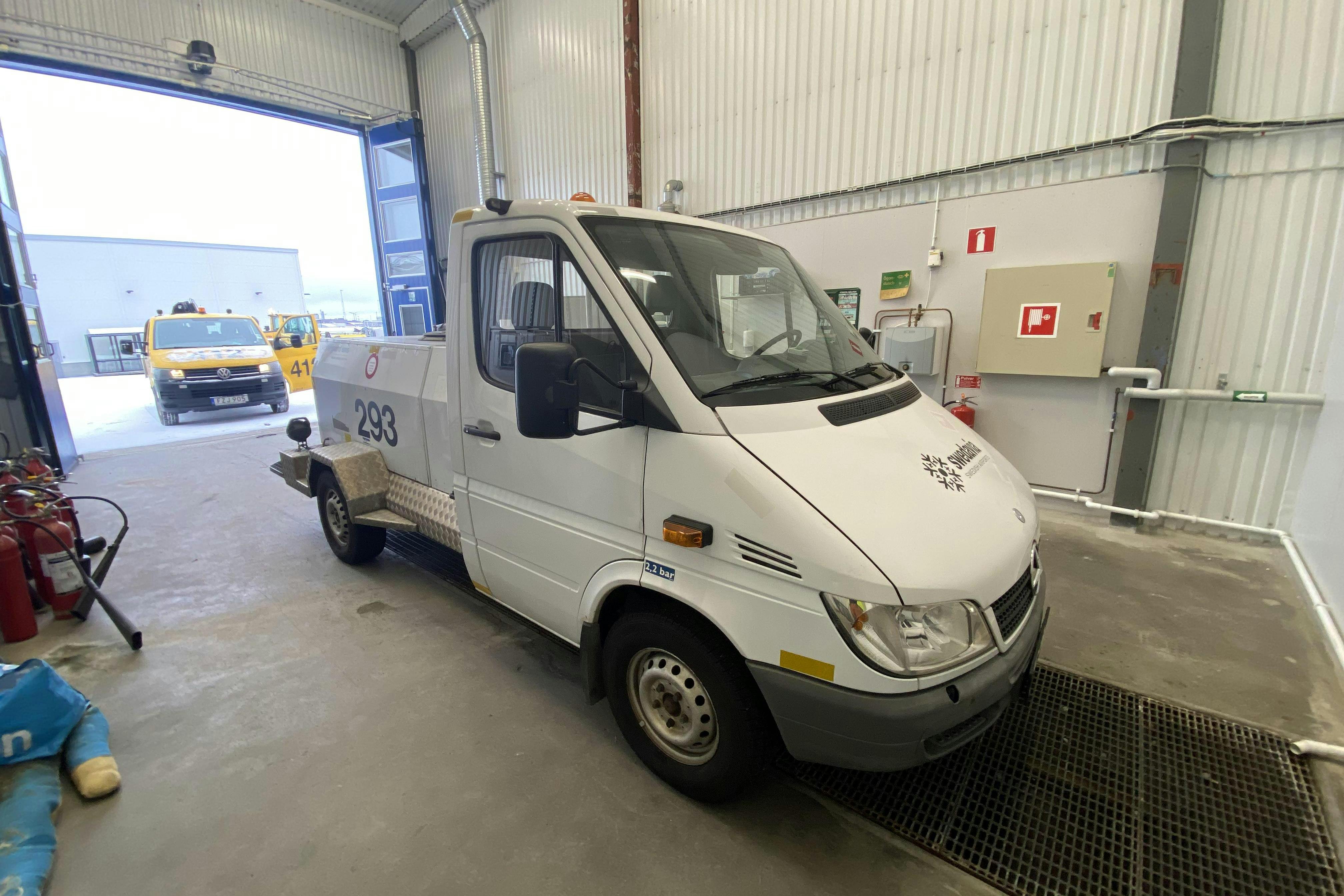 Presentation photo 2 of 32: MERCEDES 311 CDI/30 Vattenservicebil - 36 411 km - Manual - white - 2005