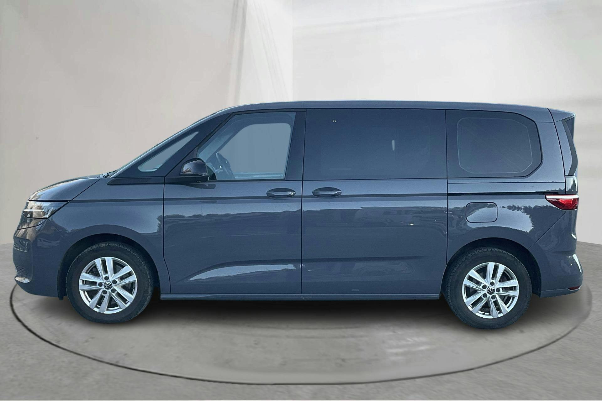 Esitlusfoto 2 aadressil 17: VW Multivan T7 1.4 eHybrid (218hk) - 21 140 km - Automaatne - hall - 2024