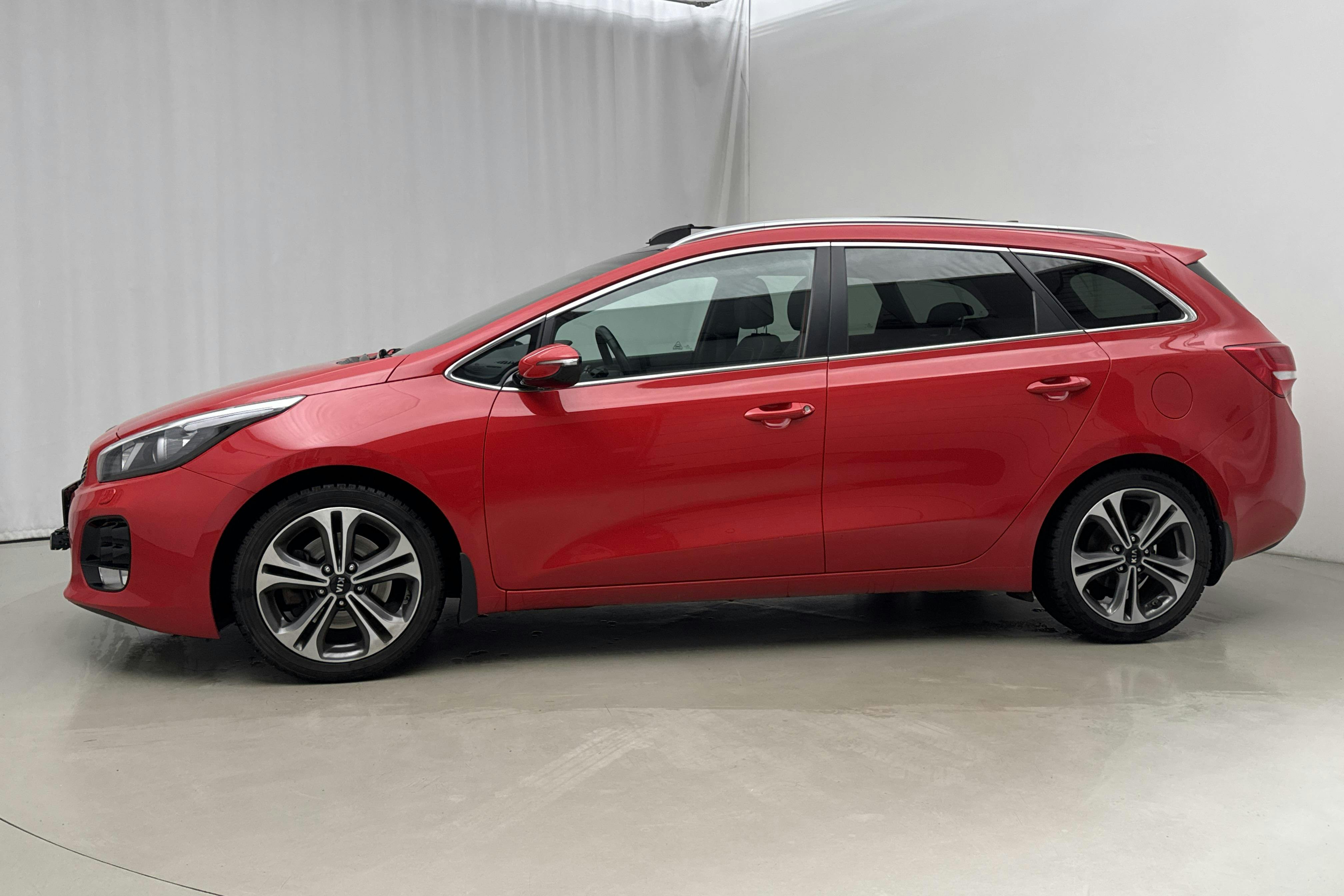 Esitlusfoto 2 aadressil 24: KIA Cee'd 1.6 CRDi SW (136hk) - 86 140 km - Automaatne - punane - 2017